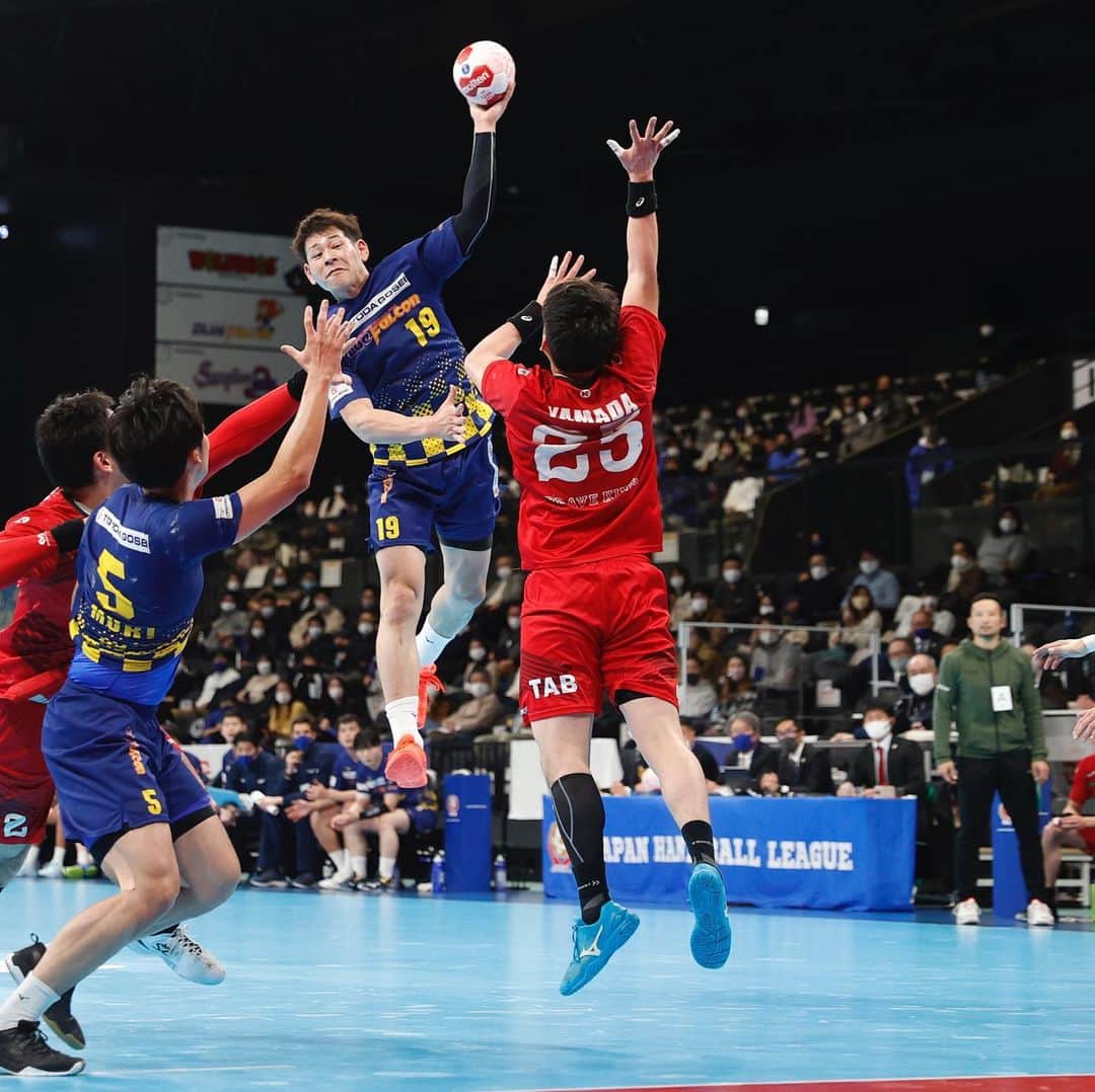 徳田新之介さんのインスタグラム写真 - (徳田新之介Instagram)「今シーズン最後のホーム戦でした。 悔しい結果となりましたが、リーグ戦も残すところあと1試合。 最後まで頑張ります🤌 2月27日と3月14日(プレーオフ)に東京で試合があるので来れる方はぜひ会場まで👀  #handball #doron」2月24日 22時00分 - hawks4621