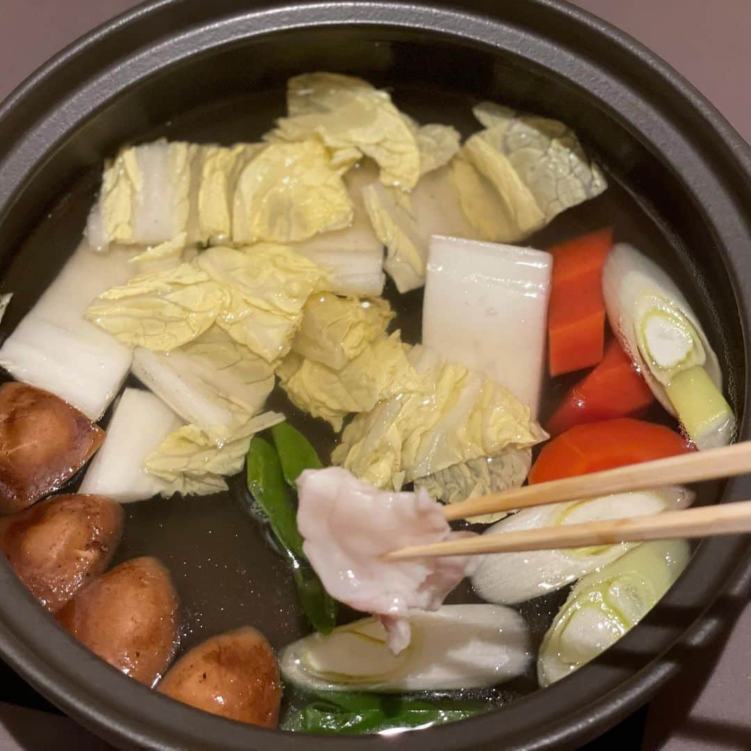 和央ようかさんのインスタグラム写真 - (和央ようかInstagram)「Isolation treat @kyotokitcho_official  Blowfish hot pot 🐡😍yummy😋  今晩は1人で京都吉兆さんのふぐ鍋🐡セット😋なんて優しいお出汁なんだろう、ヒレ酒用のヒレもついている。煮凝りに煮物…ふぐさんなんて刺身でも鍋でも可🤩京都吉兆さん、本当に美味しゅうございました🙏隔離生活が一気に華やぎました😊  #takakoworldstylin🌎 #lifestyle #takakotokyostylin #isolationlife #隔離生活#京都吉兆#yokasao #和央ようか#ふぐ鍋」2月24日 22時01分 - yokawao0215