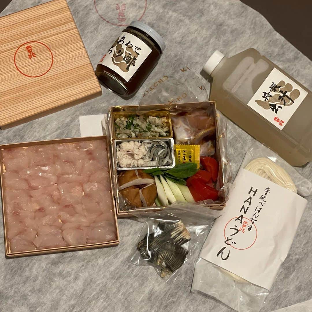 和央ようかさんのインスタグラム写真 - (和央ようかInstagram)「Isolation treat @kyotokitcho_official  Blowfish hot pot 🐡😍yummy😋  今晩は1人で京都吉兆さんのふぐ鍋🐡セット😋なんて優しいお出汁なんだろう、ヒレ酒用のヒレもついている。煮凝りに煮物…ふぐさんなんて刺身でも鍋でも可🤩京都吉兆さん、本当に美味しゅうございました🙏隔離生活が一気に華やぎました😊  #takakoworldstylin🌎 #lifestyle #takakotokyostylin #isolationlife #隔離生活#京都吉兆#yokasao #和央ようか#ふぐ鍋」2月24日 22時01分 - yokawao0215