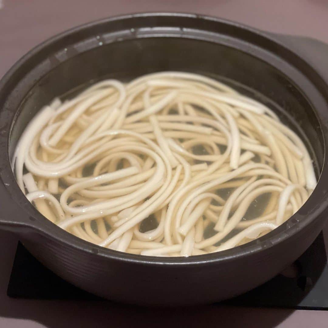 和央ようかさんのインスタグラム写真 - (和央ようかInstagram)「Isolation treat @kyotokitcho_official  Blowfish hot pot 🐡😍yummy😋  今晩は1人で京都吉兆さんのふぐ鍋🐡セット😋なんて優しいお出汁なんだろう、ヒレ酒用のヒレもついている。煮凝りに煮物…ふぐさんなんて刺身でも鍋でも可🤩京都吉兆さん、本当に美味しゅうございました🙏隔離生活が一気に華やぎました😊  #takakoworldstylin🌎 #lifestyle #takakotokyostylin #isolationlife #隔離生活#京都吉兆#yokasao #和央ようか#ふぐ鍋」2月24日 22時01分 - yokawao0215