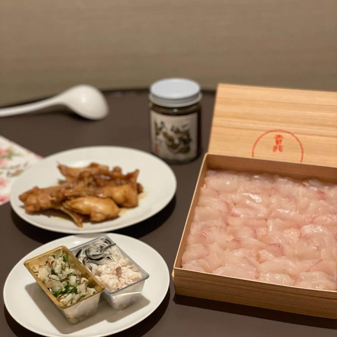 和央ようかさんのインスタグラム写真 - (和央ようかInstagram)「Isolation treat @kyotokitcho_official  Blowfish hot pot 🐡😍yummy😋  今晩は1人で京都吉兆さんのふぐ鍋🐡セット😋なんて優しいお出汁なんだろう、ヒレ酒用のヒレもついている。煮凝りに煮物…ふぐさんなんて刺身でも鍋でも可🤩京都吉兆さん、本当に美味しゅうございました🙏隔離生活が一気に華やぎました😊  #takakoworldstylin🌎 #lifestyle #takakotokyostylin #isolationlife #隔離生活#京都吉兆#yokasao #和央ようか#ふぐ鍋」2月24日 22時01分 - yokawao0215