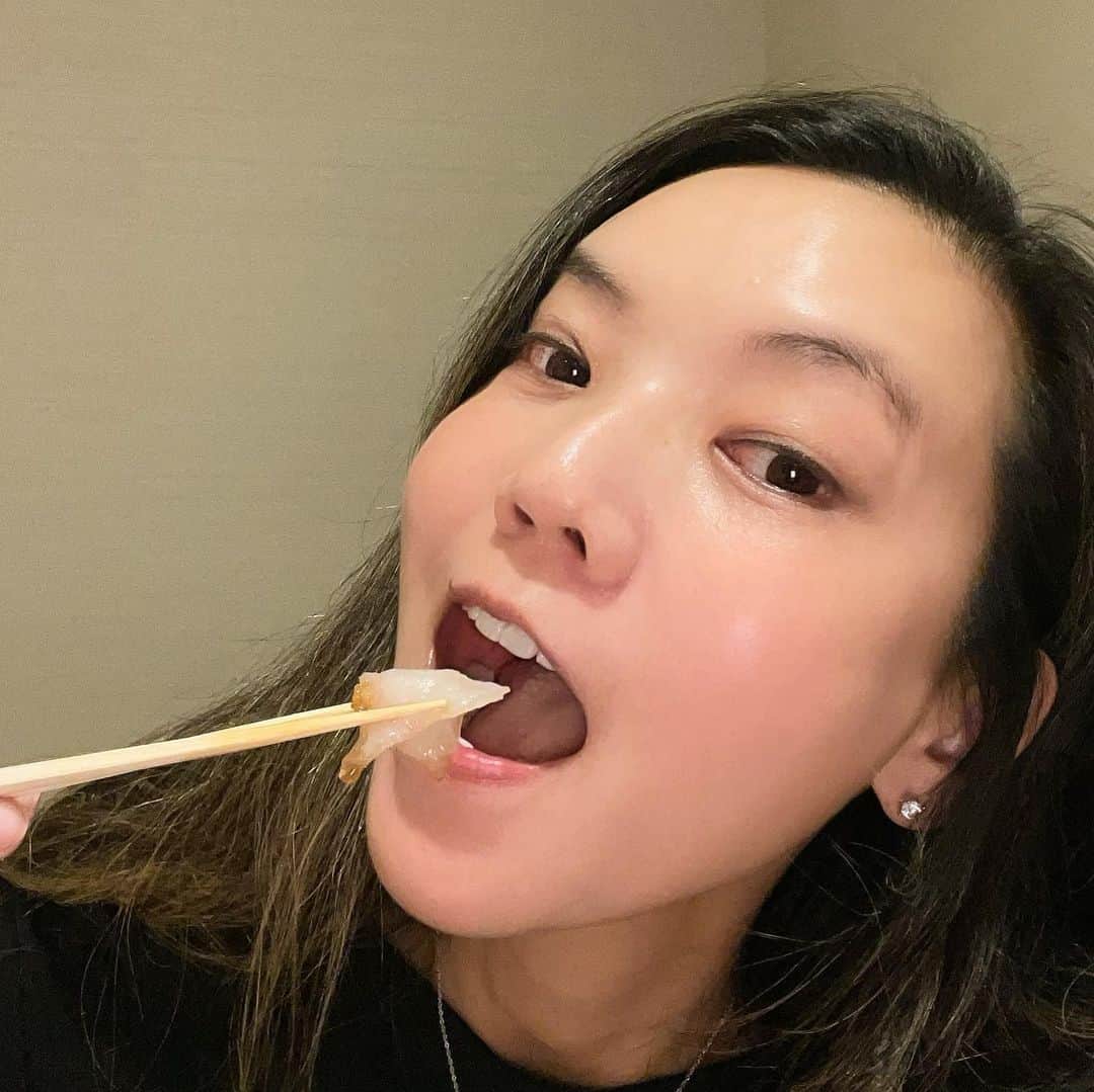 和央ようかさんのインスタグラム写真 - (和央ようかInstagram)「Isolation treat @kyotokitcho_official  Blowfish hot pot 🐡😍yummy😋  今晩は1人で京都吉兆さんのふぐ鍋🐡セット😋なんて優しいお出汁なんだろう、ヒレ酒用のヒレもついている。煮凝りに煮物…ふぐさんなんて刺身でも鍋でも可🤩京都吉兆さん、本当に美味しゅうございました🙏隔離生活が一気に華やぎました😊  #takakoworldstylin🌎 #lifestyle #takakotokyostylin #isolationlife #隔離生活#京都吉兆#yokasao #和央ようか#ふぐ鍋」2月24日 22時01分 - yokawao0215
