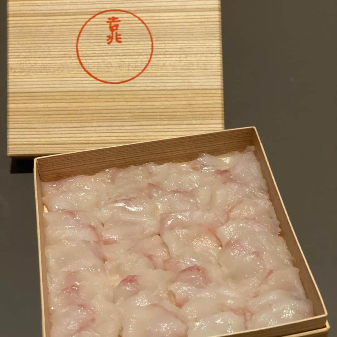 和央ようかさんのインスタグラム写真 - (和央ようかInstagram)「Isolation treat @kyotokitcho_official  Blowfish hot pot 🐡😍yummy😋  今晩は1人で京都吉兆さんのふぐ鍋🐡セット😋なんて優しいお出汁なんだろう、ヒレ酒用のヒレもついている。煮凝りに煮物…ふぐさんなんて刺身でも鍋でも可🤩京都吉兆さん、本当に美味しゅうございました🙏隔離生活が一気に華やぎました😊  #takakoworldstylin🌎 #lifestyle #takakotokyostylin #isolationlife #隔離生活#京都吉兆#yokasao #和央ようか#ふぐ鍋」2月24日 22時01分 - yokawao0215
