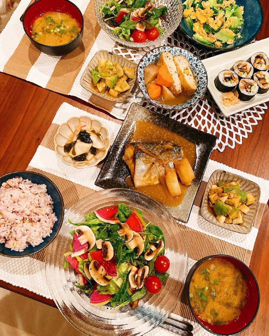 七菜香さんのインスタグラム写真 - (七菜香Instagram)「Dinner🍽 ・ ＊鯖の味噌煮 ＊アボカドと山芋のわさび醤油和え ＊青梗菜と卵の中華炒め ＊ワカメとカブの酢の物(残り物) ＊がんもどきと野菜の煮物(残り物) ＊色々野菜のサラダ ＊鰻の巻き寿司 ＊色々野菜のお味噌汁 ＊十六穀米 ・ ・ 食べきれずお残し…💦 明日の私のお昼ご飯に決定です✨ww 今日は娘をお風呂から上げてクリーム塗ったりしてたら 火かけてるのすっかり忘れてて味噌煮をにすぎてしまった😅💦 焦げつく前だったからお水で調整できたから よかったけど😢久々焦ったなあ🤣🤣 そんな時に宅配便が来たもんだからもうてんやわんや。笑 バタバタになる瞬間ってなぜだか被るのは ママあるあるな気がするなあ……🥲 ・ ・ ・ ・ ・ ・ #dinner #todaysdinner #homemadecooking #homemadefood #foodstagram #yummyfood #japanesefood #athletefood #pescatarian #vegitable #instafood #instagood #おうちごはん #献立 #アスリート飯 #七菜香飯 #ペスカタリアン #オーガニック #ヴィーガン初心者 #女の子ママ #ご馳走さまでした🙏」2月24日 22時02分 - nanaka0118