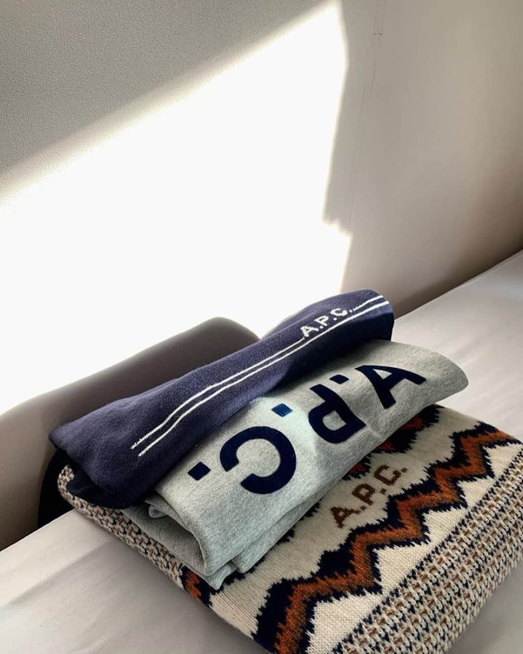 アーペーセーのインスタグラム：「A.P.C. Spring/Summer 2021⠀ ⠀ The Eponyme jumper in dark navy blue, the VPC sweatshirt heather grey and the Ben jumper. ⠀ Available in stores and at apc.fr⠀ ⠀ Regram : @_sn._14 ⠀ ⠀ #APC #APCClassics #APCSS21 #MyAPC」