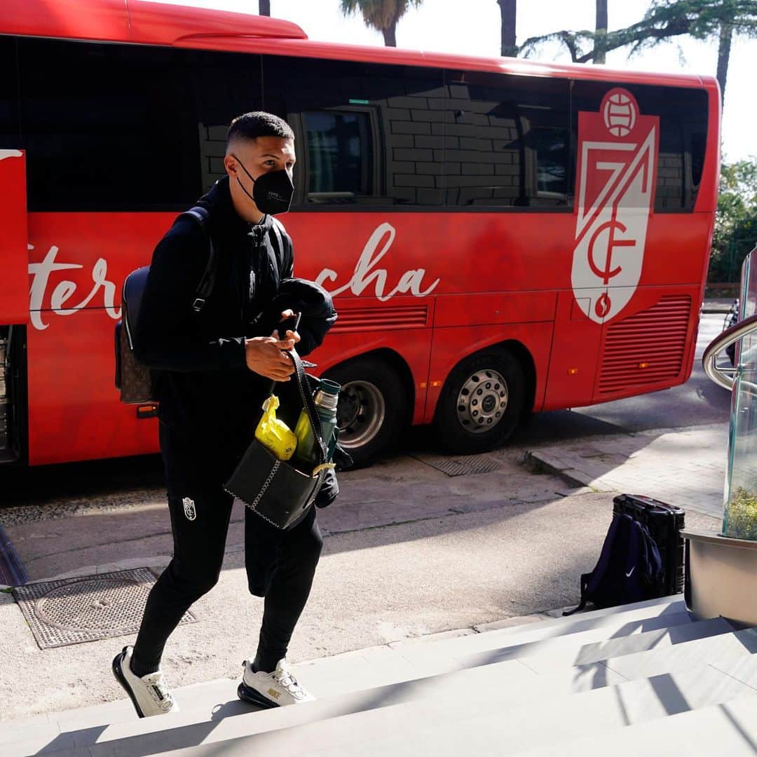 グラナダCFさんのインスタグラム写真 - (グラナダCFInstagram)「¡Qué bonito nuestro autobús en tierras napolitanas! 😍❤️🤍  🎯 #UEL」2月24日 22時03分 - granadacf