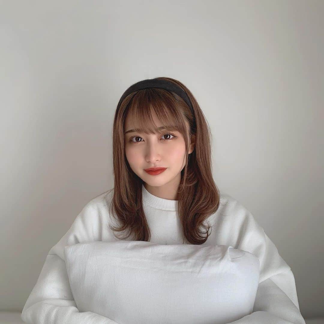 羽原由佳のインスタグラム：「. ワンピースをよく着てたけど最近はトレーナー女子です。 しろしろまっしろ  久しぶりの投稿になっちまっただ いいねください  ＾＾」