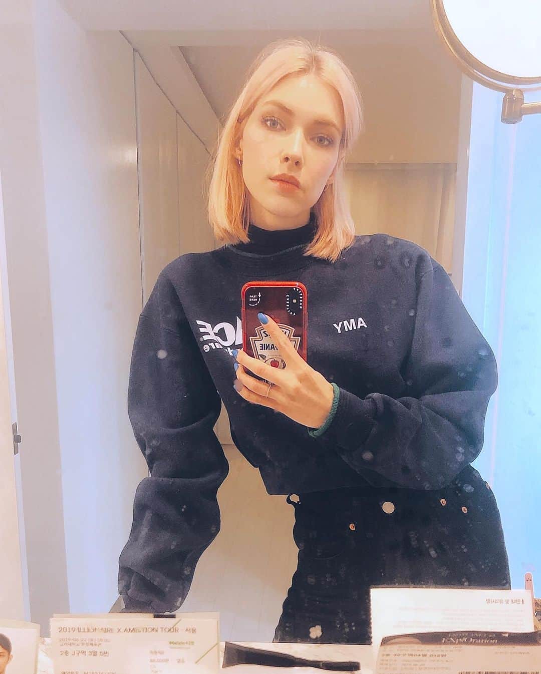 のインスタグラム：「거울을 더 깨끗히 닦아달라고 청소해주시는 아주머니에게 이야기 해야겠다. 아주머닌 거울속에 계신다. 🥲😂😆😭 Really gotta talk to the cleaning lady about cleaning our mirrors better ... I’m the cleaning lady 🙈🥲」