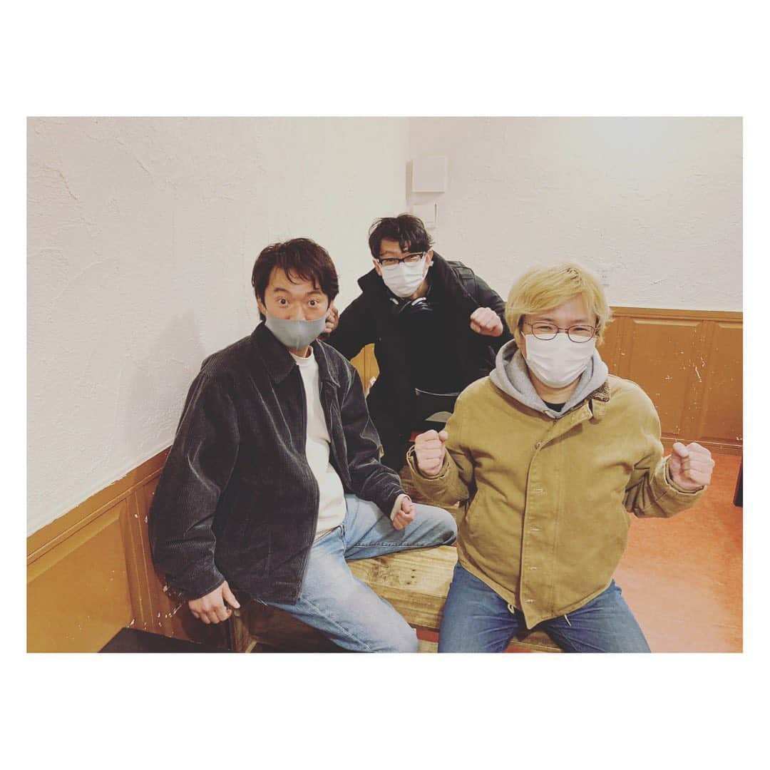 林幸治さんのインスタグラム写真 - (林幸治Instagram)「本日はリハーサルでした。  いよいよ明後日に迫ったNorthern Boys Streaming show vol.5！26日(金)20時の生配信ライブの前にゲストの深沼元昭さんと小松シゲルさんとの4人でリハの合間にトークを収録しました！リハいい感じ！  このトークはNorthern Boys のHPのONLINE RADIOのコーナーで聴けます！ライブの前に是非どうぞ。  2/26 金曜日　Northern Boys Streaming show vol.5 @月見ル君想フ 20:00スタート  ライブより1週間はアーカイブでの視聴もできます！  ご視聴、視聴チケットは青山　月見ル君想フのHPより。  お楽しみに〜。  深沼さんが帰った後に、あ、写真撮るの忘れた！って事で3人ショット。笑  #ノーザンボーイズ #月見ル君想フ #深沼元昭 #小松シゲル #菅原龍平 #林幸治」2月24日 22時04分 - tct_koji_hayashi