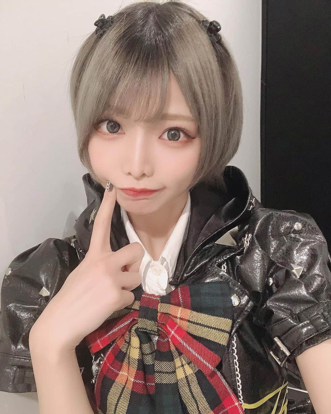 米倉みゆさんのインスタグラム写真 - (米倉みゆInstagram)「せな @narusechan_ に 衣装借りました🐯🖤🔔 . 可愛いとかっこいいが詰まったせなの衣装は、顔面つよつよレベル100になれました。せなちゃんありがとう🐯 . 衣装交換ライブ楽しかったね~~~！ ステージ出た瞬間の皆の表情も楽しかったよ😂😂 サイリウムもすぐ着てる衣装に合わせて色変えてくれて凄いビックリしたwww 今日だけ黄色担当でした🥳🥳 . 宮坂の衣装着るかも知れなかったフラグもあったwww でもあの衣装着るならもうウィッグ被ってコスプレぽくしたい🙂 あれは2次元www🙂 . またやりたいねー！ 旧衣装で交換もしたい！ . . . . .  #自撮り #自撮り女子 #美男美女 #美女図鑑  #可愛い女の子  #美人すぎる #地雷系女子 #地雷メイク #涙袋 #ハーフツイン #ショートヘアアレンジ #follow #japanesegirl #colorful #love #likeforlikes #japanesefashion #japanesestyle #金髪ショート #派手髪 #ハイトーン #ショートカット #ショートヘア #銀髪 #シルバーアッシュ #アイドル衣装 #instagood #cool #asiangirls #ショートスタイル」2月24日 22時15分 - yone__miyu630