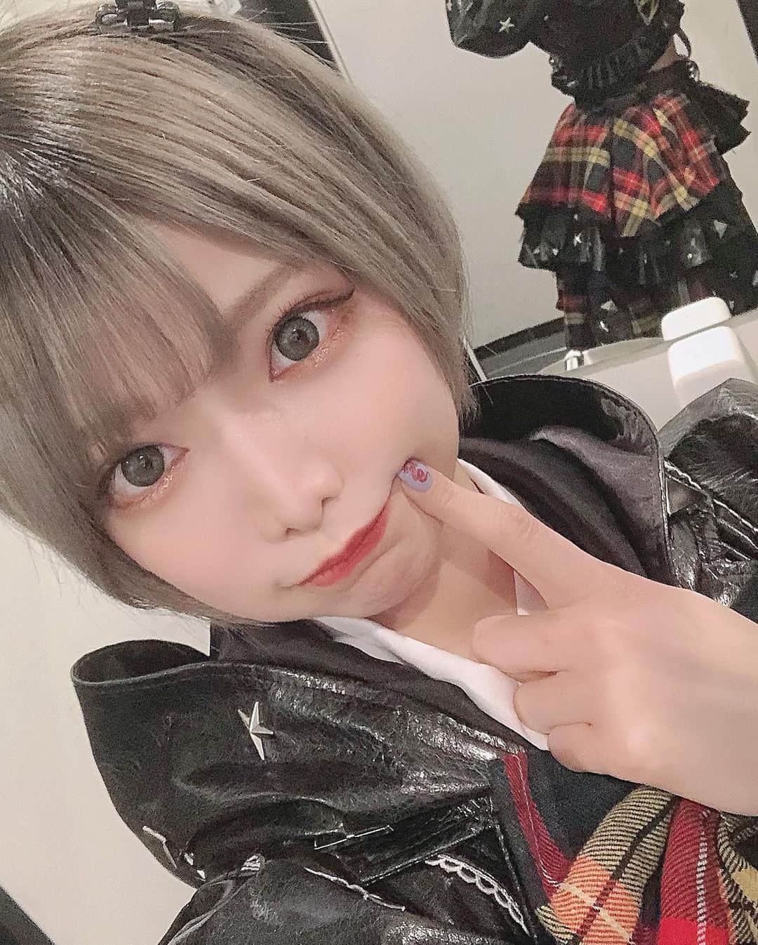 米倉みゆさんのインスタグラム写真 - (米倉みゆInstagram)「せな @narusechan_ に 衣装借りました🐯🖤🔔 . 可愛いとかっこいいが詰まったせなの衣装は、顔面つよつよレベル100になれました。せなちゃんありがとう🐯 . 衣装交換ライブ楽しかったね~~~！ ステージ出た瞬間の皆の表情も楽しかったよ😂😂 サイリウムもすぐ着てる衣装に合わせて色変えてくれて凄いビックリしたwww 今日だけ黄色担当でした🥳🥳 . 宮坂の衣装着るかも知れなかったフラグもあったwww でもあの衣装着るならもうウィッグ被ってコスプレぽくしたい🙂 あれは2次元www🙂 . またやりたいねー！ 旧衣装で交換もしたい！ . . . . .  #自撮り #自撮り女子 #美男美女 #美女図鑑  #可愛い女の子  #美人すぎる #地雷系女子 #地雷メイク #涙袋 #ハーフツイン #ショートヘアアレンジ #follow #japanesegirl #colorful #love #likeforlikes #japanesefashion #japanesestyle #金髪ショート #派手髪 #ハイトーン #ショートカット #ショートヘア #銀髪 #シルバーアッシュ #アイドル衣装 #instagood #cool #asiangirls #ショートスタイル」2月24日 22時15分 - yone__miyu630