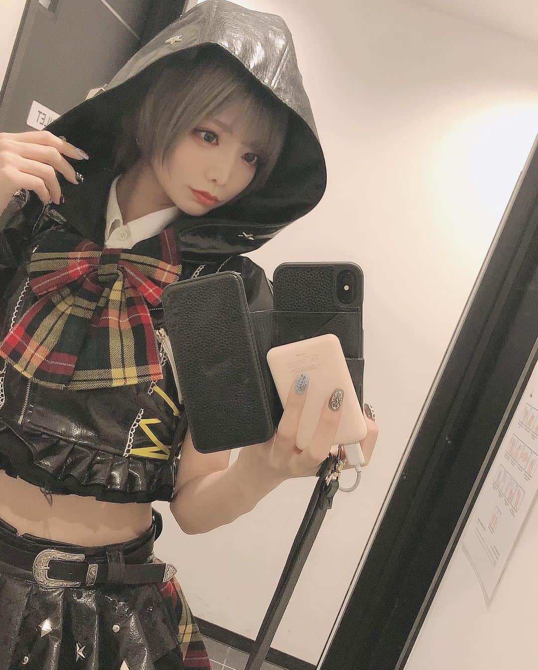米倉みゆさんのインスタグラム写真 - (米倉みゆInstagram)「せな @narusechan_ に 衣装借りました🐯🖤🔔 . 可愛いとかっこいいが詰まったせなの衣装は、顔面つよつよレベル100になれました。せなちゃんありがとう🐯 . 衣装交換ライブ楽しかったね~~~！ ステージ出た瞬間の皆の表情も楽しかったよ😂😂 サイリウムもすぐ着てる衣装に合わせて色変えてくれて凄いビックリしたwww 今日だけ黄色担当でした🥳🥳 . 宮坂の衣装着るかも知れなかったフラグもあったwww でもあの衣装着るならもうウィッグ被ってコスプレぽくしたい🙂 あれは2次元www🙂 . またやりたいねー！ 旧衣装で交換もしたい！ . . . . .  #自撮り #自撮り女子 #美男美女 #美女図鑑  #可愛い女の子  #美人すぎる #地雷系女子 #地雷メイク #涙袋 #ハーフツイン #ショートヘアアレンジ #follow #japanesegirl #colorful #love #likeforlikes #japanesefashion #japanesestyle #金髪ショート #派手髪 #ハイトーン #ショートカット #ショートヘア #銀髪 #シルバーアッシュ #アイドル衣装 #instagood #cool #asiangirls #ショートスタイル」2月24日 22時15分 - yone__miyu630