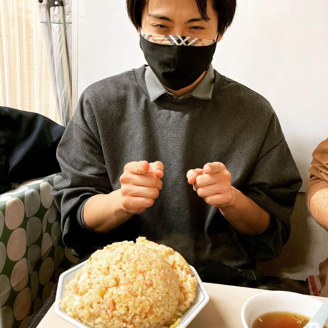 畠中悠のインスタグラム：「炒飯(大)が大きすぎなのに池ちゃんがデカいからブレるな。 それにしても美味しかった炒飯。 #レインボー池田 #交通飯店 #炒飯 #チャーハン #チャーーハン #蟹前 #有楽町の社員さんにご馳走になりました #大森さんご馳走様です」