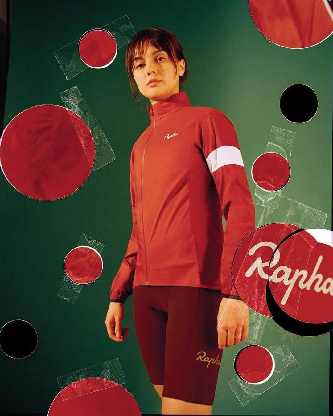 HYPEBEASTさんのインスタグラム写真 - (HYPEBEASTInstagram)「@hypebeaststyle: For its first full release of 2021, @rapha has unveiled a striking “Colour the Road Ahead” lookbook which draws on a year of pandemic-fuelled confinement and frustration. Designed with the aim to allow riders to feel hopeful about the season ahead, the range includes a mix of both men’s and womenswear, while classic Rapha on-bike garments have been given lively seasonal makeovers, showcasing the brand’s penchant for seasonal shades. Find all the pieces now over at Rapha’s webstore.⁠⁠ Photo: Luke & Nik」2月24日 22時07分 - hypebeast