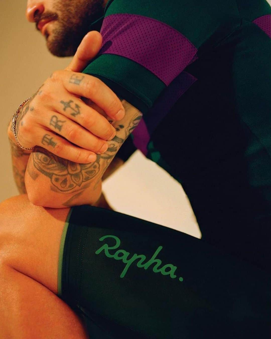 HYPEBEASTさんのインスタグラム写真 - (HYPEBEASTInstagram)「@hypebeaststyle: For its first full release of 2021, @rapha has unveiled a striking “Colour the Road Ahead” lookbook which draws on a year of pandemic-fuelled confinement and frustration. Designed with the aim to allow riders to feel hopeful about the season ahead, the range includes a mix of both men’s and womenswear, while classic Rapha on-bike garments have been given lively seasonal makeovers, showcasing the brand’s penchant for seasonal shades. Find all the pieces now over at Rapha’s webstore.⁠⁠ Photo: Luke & Nik」2月24日 22時07分 - hypebeast