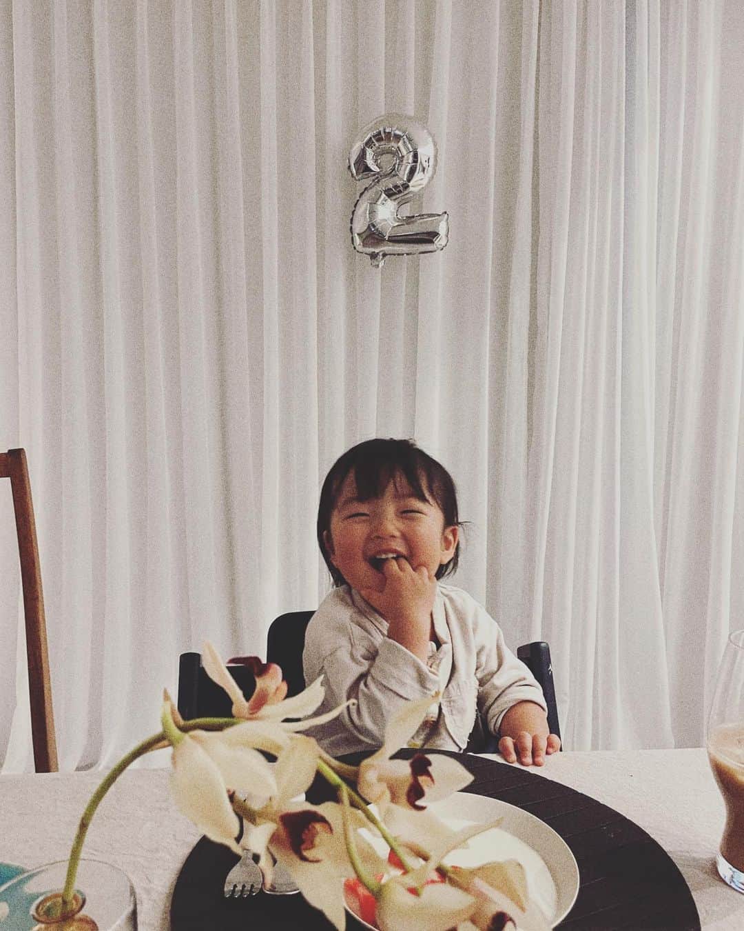 のインスタグラム：「Happy birthday 愛する息子が2歳に。  あなたのママになれて最高に幸せです🤍  いつも息子に愛情をくれる周りの人たちにも感謝の1日です。 ありがとう♡」