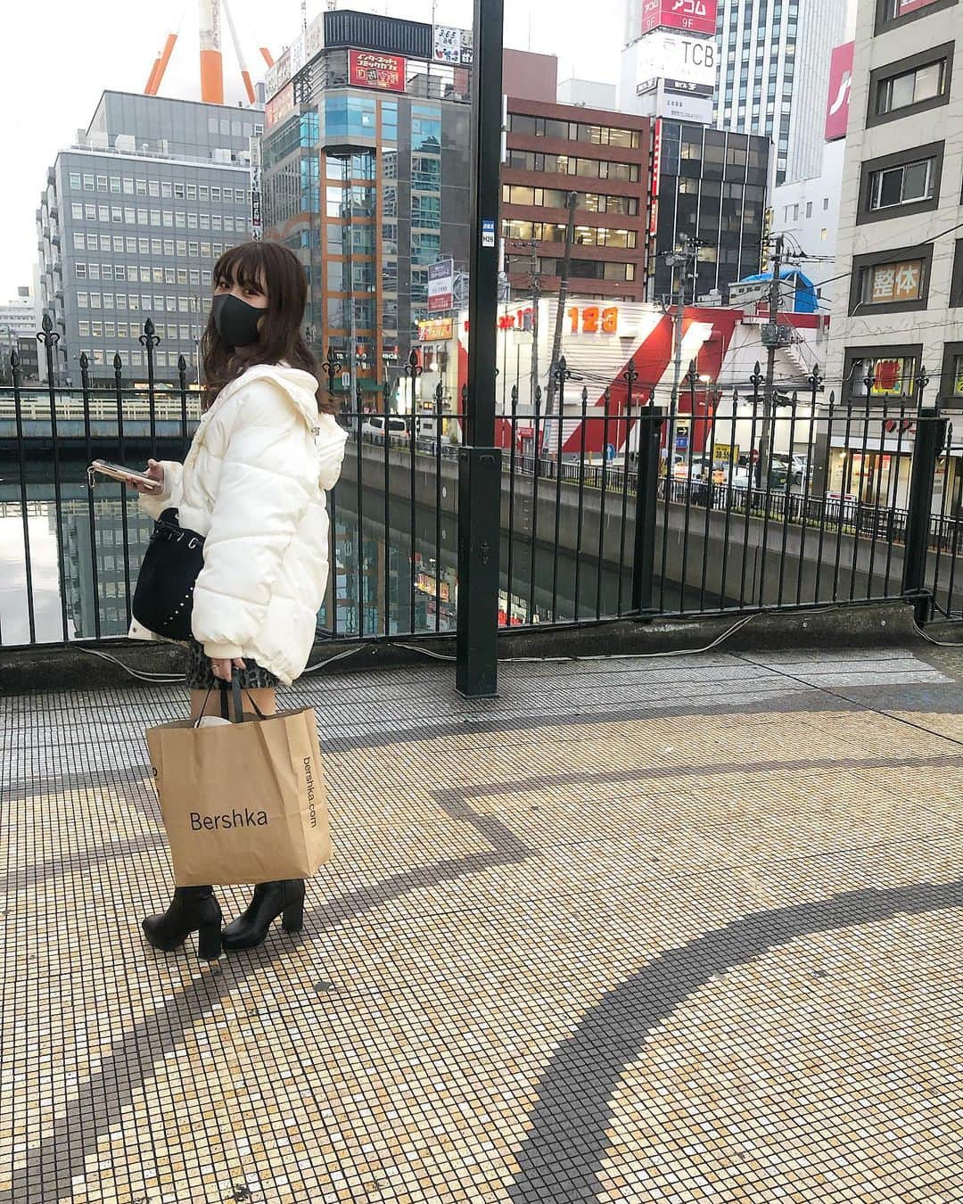 遠藤みゆのインスタグラム：「足を出す日は大体ヒールを履くマンでございます遠藤みゆです❤︎ . この日は地元の友達とたくさんお洋服買えてるんっっるんでした♪ . 色違いのヘアアクセも買えたの！！ だから早くポニーテールしたいのさっっっっ☺️ あ、もう付けた写真出した気がする笑笑 どれでしょーーーかっ！ ちゃんとマスクつけてみんなも予防してね！！ . #過去pic  #お買い物 #shopping #あ  #自粛期間中じゃないよ #bershka」
