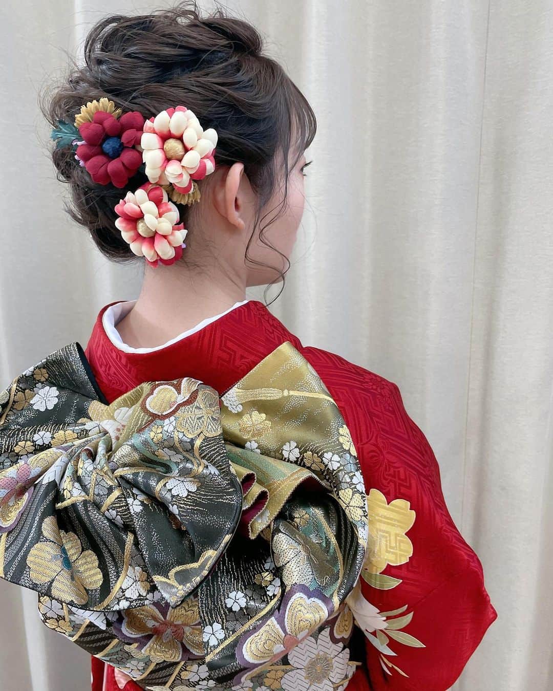 夏川愛実のインスタグラム：「﻿ ﻿ 後ろはこんな感じ💓﻿ ﻿ 髪飾りもこの日用に✨﻿ ﻿ ﻿ #振袖ヘア#振袖ヘアアレンジ#シースルー#前髪アレンジ﻿ #結婚式ヘア#結婚式#振袖#ふりそで﻿ #髪型#ヘアアレンジ#ボブヘアアレンジ﻿ #成人式#成人式ヘア#着物ヘア#着物ヘアアレンジ﻿ ﻿ ﻿」