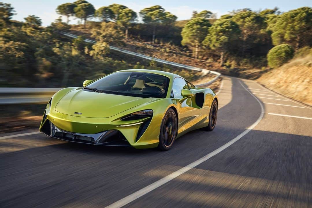 McLaren Automotiveのインスタグラム：「“Our mission was to create a piece of pure technical sculpture, where technology doesn’t distract but enhances the visual experience. We were guided throughout by three key phrases – purity, technical sculpture and functional jewellery. ​  The purity is not only purity of line, but also in the integration of components; technical sculpture references the need,​ while functional jewellery is best explained by the fact that we don’t decorate, we do what is needed and make it beautiful.”​  Rob Melville, Design Director​ #McLarenArtura​」