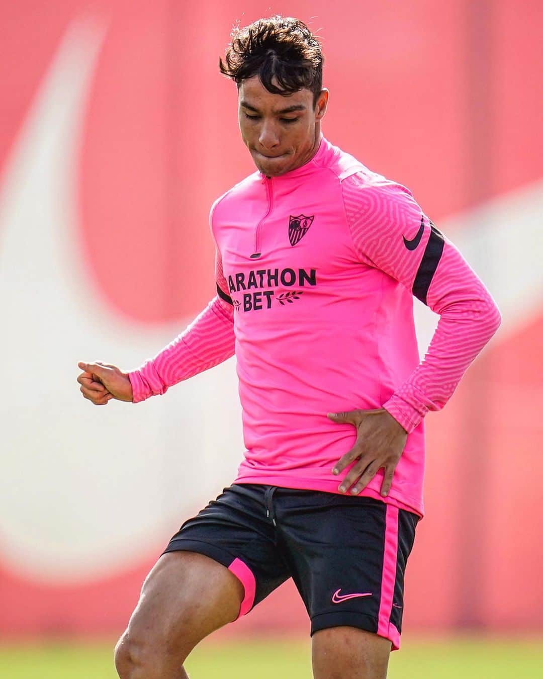 セビージャFCのインスタグラム：「Ó͎l͎i͎v͎e͎r͎ ͎T͎o͎r͎r͎e͎s͎ 💫  #vamosmisevilla #training #NuncaTeRindas #WeareSevilla」