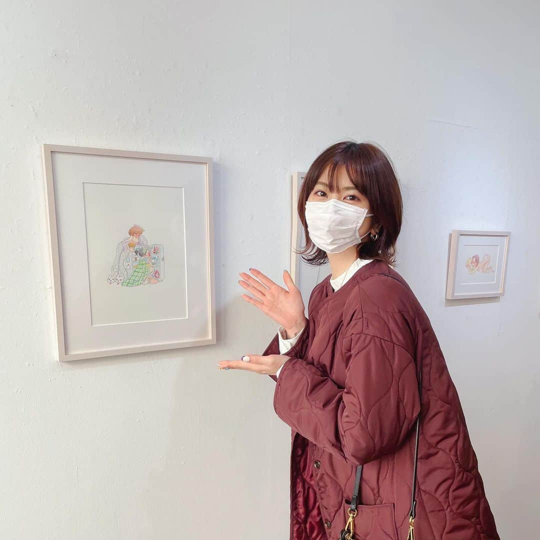 しよりさんのインスタグラム写真 - (しよりInstagram)「kumiさんの個展へお邪魔しました！  kumiさんの描く絵は繊細でちょっぴりえっちでちょっとわるっぽい女の子だったり色使いも本当に可愛くってずっと見ていたい空間でした！  会えて嬉しかった〜❤️❤️  28日までされてるみたいなので 皆様も是非❤️❤️  #kumi #個展 #イラスト #イラストグラム #イラスト好きな人と繋がりたい#お洒落さんと繋がりたい#おしゃれさんと繋がりたい#いいね返し #ウルフボブ #ウルフカット女子 #ウルフ #fff#instagood#rili_tokyo#sucle #bis_web #mery #velle_jp #petrel_jp #isuta_jp #cocotte_official」2月24日 22時11分 - shiyooori