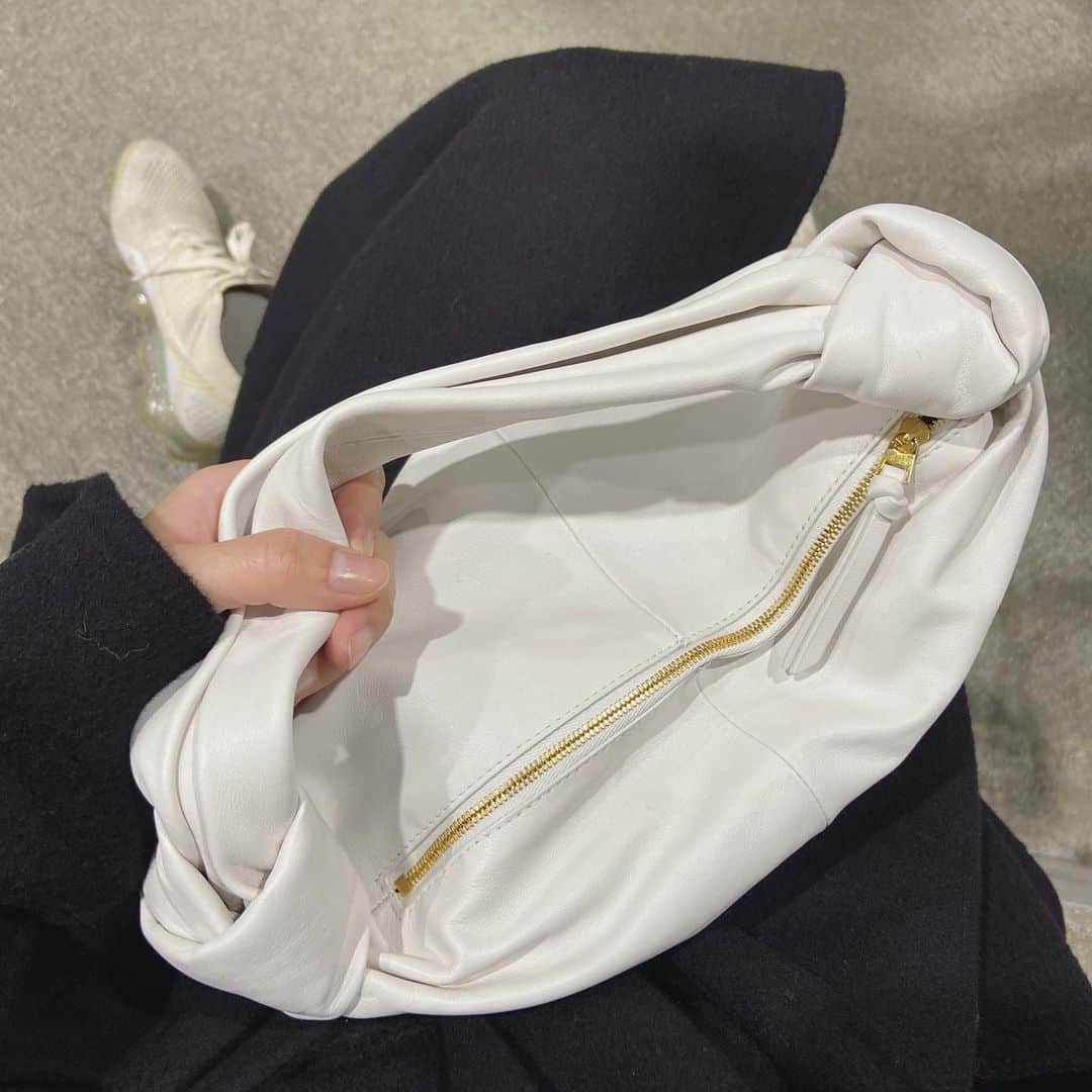 i am aiのインスタグラム：「new bottega 💚 ㅤㅤㅤㅤㅤㅤㅤㅤㅤㅤㅤㅤㅤ ㅤㅤㅤㅤㅤㅤㅤㅤㅤㅤㅤㅤㅤ 真っ白がポイントになって可愛い 春夏のコーデがたくさん浮かぶナ~」
