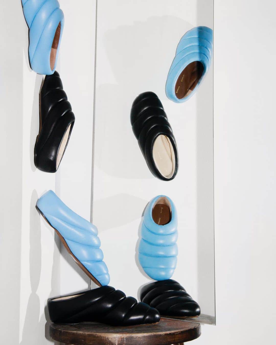 プロエンザスクーラーさんのインスタグラム写真 - (プロエンザスクーラーInstagram)「The Puffy Rondo Slipper Photographed by @elandres22 for @voguemagazine #proenzaschouler」2月24日 22時12分 - proenzaschouler