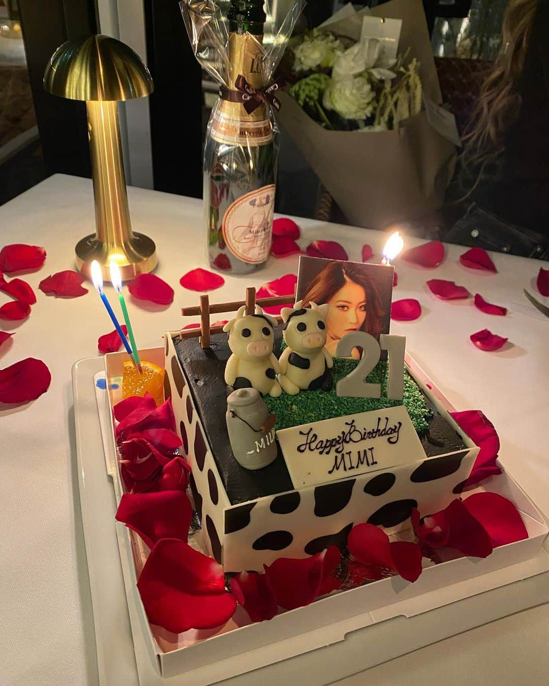 大浦央菜さんのインスタグラム写真 - (大浦央菜Instagram)「﻿ ﻿ みみお誕生日おめでと🐄🖤🖤綺麗でっす﻿ みみたんの大好きなうしうしにしたお🐄🐄🐄﻿ ﻿ ﻿ 今年も程々に楽しみましょうねええ﻿ 毎年いってるきがするけどねええええ﻿ 愛してるぞ﻿ ﻿ ______________________________﻿ ﻿ #birthday #friend #surprise ﻿」2月24日 22時13分 - ___910910___