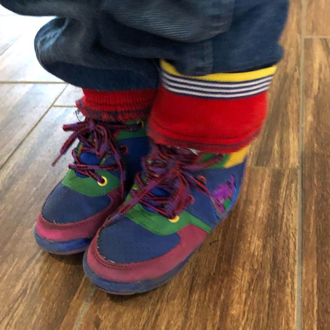 オクヒラテツコ（ぺこ）さんのインスタグラム写真 - (オクヒラテツコ（ぺこ）Instagram)「だいぶ前に買ってて、今ついにジャストサイズのバーニーの靴🦖息子のお気に入りで「バーニーはきたい！」と玄関でいつも大騒ぎ！バーニーといえば今日、息子が着ていたバーニーのニットを見た先生が「It's so cool!! Amazing!!」と言ってくれた笑　そうやんな〜わたしたちからしたら、アメリカで子どもがおじゃる丸のお洋服着てるようなもんかなぁ(？)」2月24日 22時16分 - pecotecooo