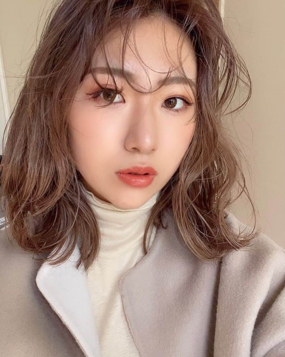 SEIKAのインスタグラム：「✂️﻿ ﻿ 昨日ストーリーに載せたら﻿ いろんな人がコメントくれたから😳﻿ 嬉しくてこっちにも載せちゃう💕﻿ ﻿ この後強風で秒で前髪かき上げたwww﻿ かすみ先輩が絶妙な色に染めてくれたから﻿ 色落ちがたのしみ…🥺﻿ ﻿ ﻿ ﻿ #ヘアカラー #ブリーチ #ヘアカラートレンド #ミルクティーベージュ #ピンクページュ #前髪カット #前髪 #前髪アレンジ #シースルーバング #ハイトーンカラー #グレージュ  #ミルクティーカラー #透明感カラー #透け感カラー #巻き髪 #ツヤ肌 #春メイク #オレンジリップ #ヘアアレンジ #メイク #hair #fashion #hairstyle #haircut #헤어스타일 #헤어컬러 #헤어어레인지 #헤어컷 #앞머리컷」