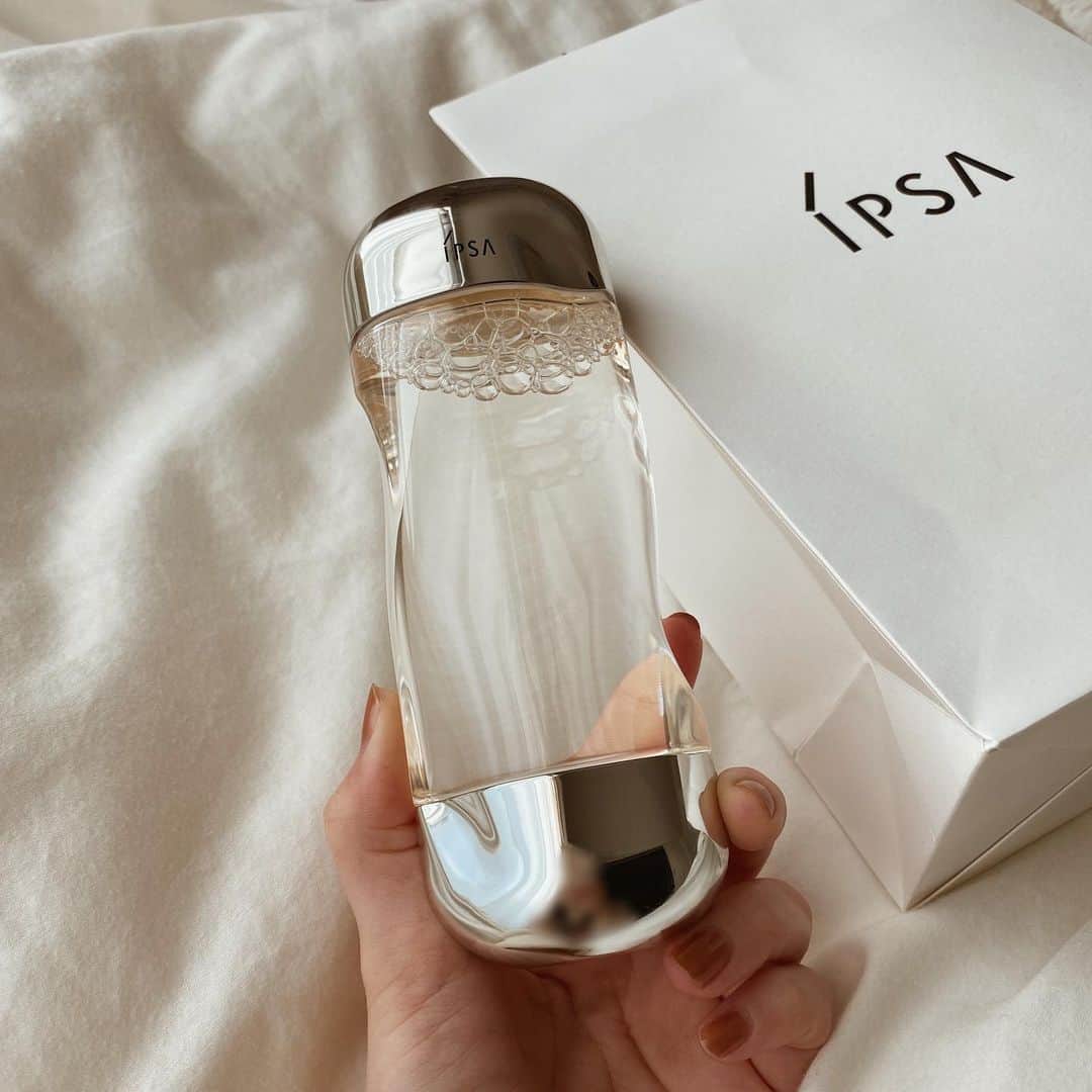 のインスタグラム：「昨年から約一年、 ずっとマスクでの肌荒れと戦っていて、 こんなに長くお肌に悩まされたのは初めてでした。 ． ． 色んな化粧水などを試しては変えて、 やっと今のスキンケアに落ち着いた。 ． ． ． ○IPSA(イプサ)  ザ・タイムR アクア ． サッパリした使い心地なので、 最初は乾燥が気になりました、、！ ． 正直最初は あまり良さを実感できなくて、 少し物足りなさを感じていました。 ． ． ○IPSA ME センシティブe 2 こちらも軽いテクスチャーで、 滑らかな使い心地です。 ． 化粧水とこれだけじゃ乾燥を感じたので 今まで使っていた美容液やクリームを 合わせて使うようにしてから、 乾燥も気にならなくなりました◎ ． ． ． 一番嬉しいポイントは、 どちらもアルコール無添加！！ 敏感肌でもヒリヒリすることなく 赤みも出ずに使えたので、 試しに継続してみることに◎ ． ． ． 約1ヵ月半経った今、 お肌の調子が少しずつ 整ってきている気がしています、、（ ; ; ）✨ ． ． ． マスクをつけると1日経たないうちに 赤みやプチプチニキビが増えていたのに、 最近は頬のニキビも前ほどできにくくなって もしかしたらIPSAの おかげかもしれないと感じています。 ． ． ． ． 体内からと思って食べ物を見直したり、 睡眠時間を増やす努力をしたり、 新しいプロテインやサプリを飲み始めたり、 ． 季節も変わったし色んな変化が積み重なっての 現状ではあるかもしれないですが、 今年に入って一番大きく変えたのは IPSAのスキンケアアイテムだけでした♩ ． ． ． ． アルコール無添加のものを探されている方や、 マスク生活での肌荒れに悩んでいる方で 新しい化粧品を取り入れたいという方は 試してみるのも良いかもしれません＊° ． ． ．  お肌の調子がよくなり 久しぶりにメイクが楽しくて気分も上がります🌿 ． ． ． この調子が続けばリピ買いしようと思います＊° ． ． ． ． ． ．  #新作コスメ #春コスメ #お気に入り #お気に入りコスメ #IPSA #イプサ #スキンケア #コスメレポ #コスメレビュー #コスメ記録 #コスメ情報 #コスメ紹介 #ツヤ肌 #ニキビケア #敏感肌スキンケア #化粧水#instagood #love #ザタイムrアクア #instacosmetics #instabeauty #instalike #happy #makeup #naturalcosmetics #lifestyle #instabeauty #makoscosmetics」