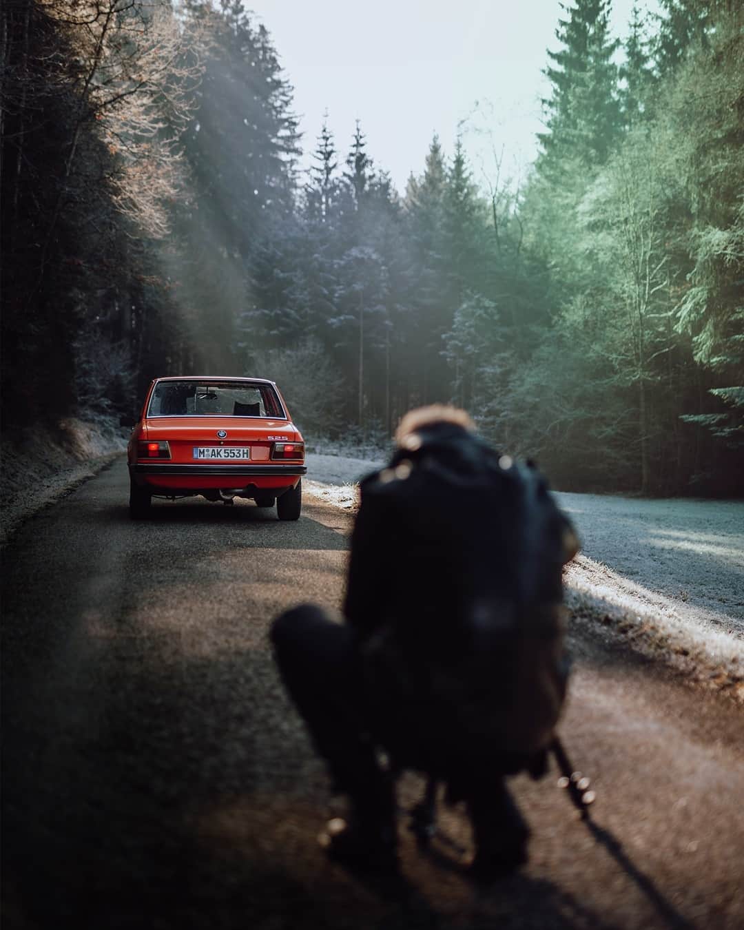 BMWのインスタグラム：「Strike a pose. The first generation of the BMW 5 Series. #BMW #5Series #BMWClassic @bmwjogge @bmwclassic」