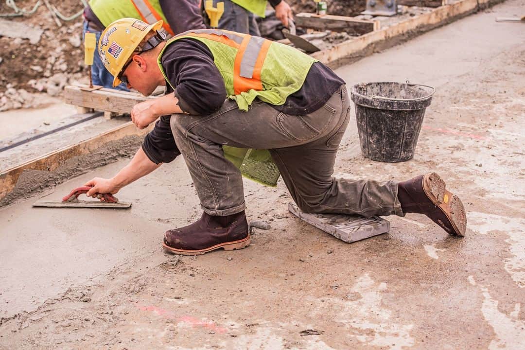 チペワのインスタグラム：「Our Serious Plus collection are heavy duty industrial boots equipped for the toughest jobs. ⠀ ⠀ #chippewaboots #thebestbyfar #workboots #cementconstruction」