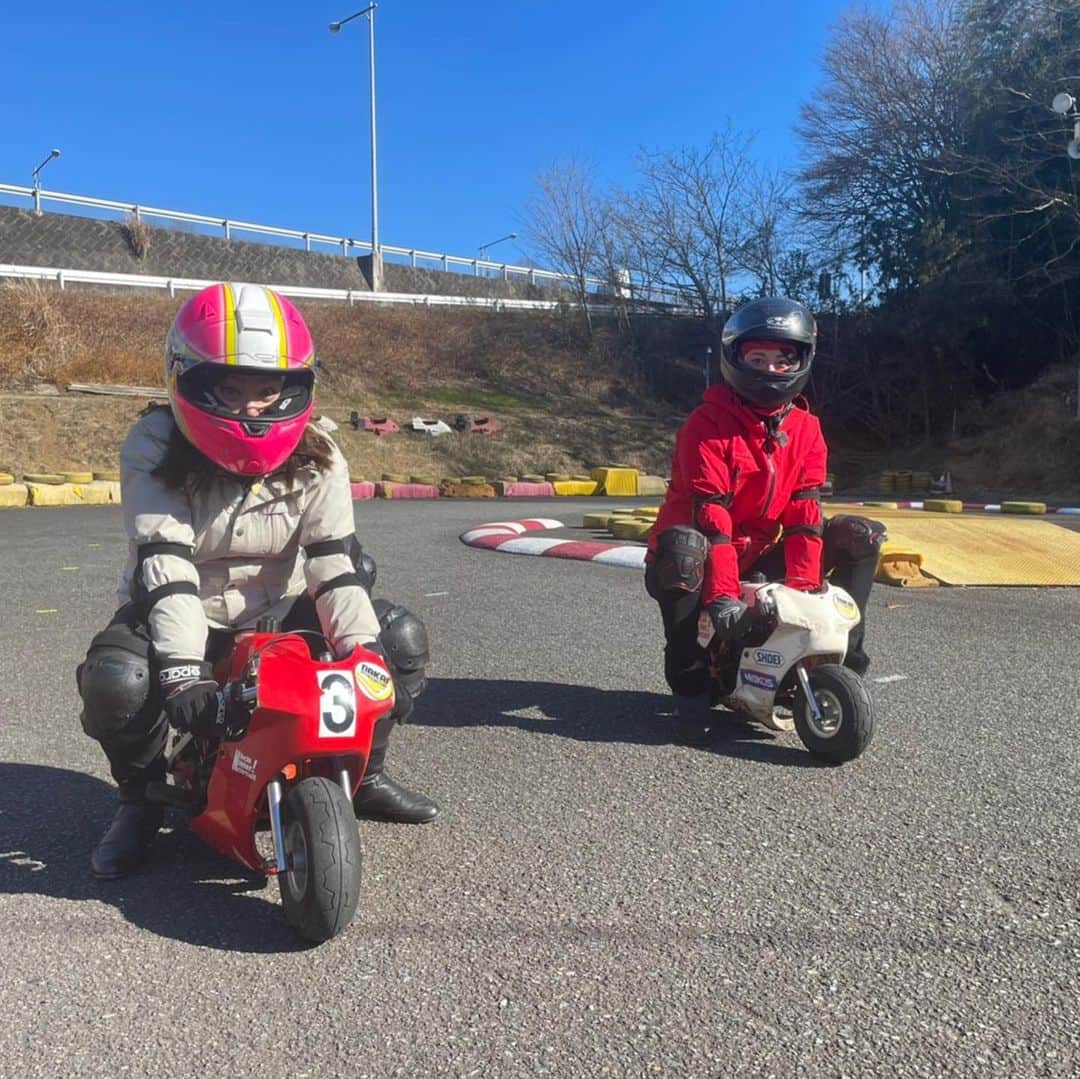 竹岡圭さんのインスタグラム写真 - (竹岡圭Instagram)「2月24日水曜日放送の「なかなか日本！〜高速道路DRIVE1バン旅〜」は、中井インターサーキットへ🤗 ポケバイって初めて乗りましたっ❣️というよりも、バイクは免許を持っていないので、乗ったことないんですー😅 小さいから脚の位置が大変だったけど、なんとか優ちゃんに勝つことが出来ました（笑）🤣 やっぱりエンジンついてるものなら、優ちゃん相手ならまだなんとかなるゾ（爆笑）😊 『なかなか日本！〜高速道路DRIVE1バン旅〜』tvk毎週水曜日21時55分〜（tvk映らない方もwebやスマホで、YouTubeアーカイブ観られますので是非ご覧くださいねー❗️ http://www.tvk-yokohama.com/naka_jpn/#」2月24日 22時21分 - kei_takeoka