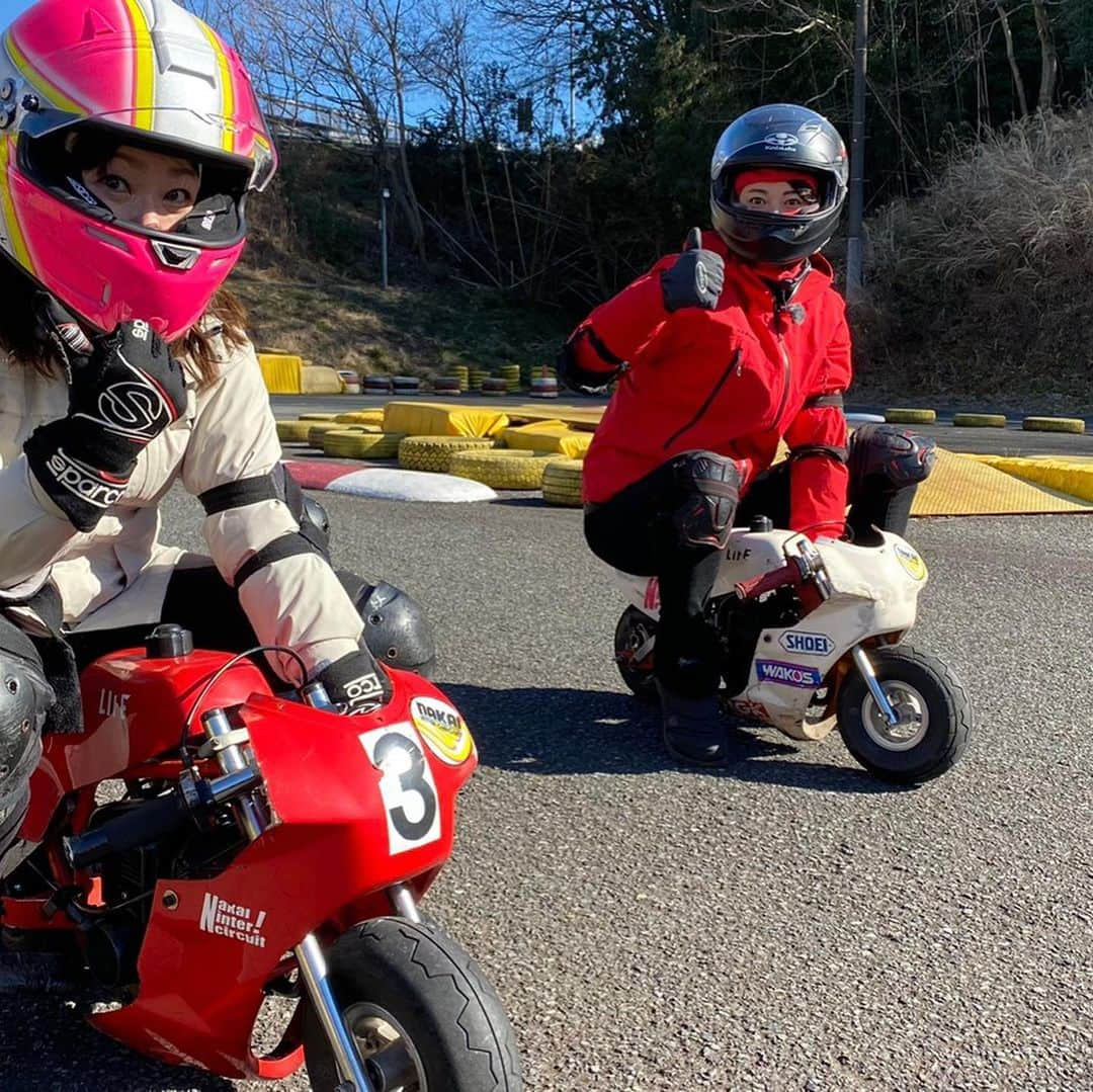 竹岡圭さんのインスタグラム写真 - (竹岡圭Instagram)「2月24日水曜日放送の「なかなか日本！〜高速道路DRIVE1バン旅〜」は、中井インターサーキットへ🤗 ポケバイって初めて乗りましたっ❣️というよりも、バイクは免許を持っていないので、乗ったことないんですー😅 小さいから脚の位置が大変だったけど、なんとか優ちゃんに勝つことが出来ました（笑）🤣 やっぱりエンジンついてるものなら、優ちゃん相手ならまだなんとかなるゾ（爆笑）😊 『なかなか日本！〜高速道路DRIVE1バン旅〜』tvk毎週水曜日21時55分〜（tvk映らない方もwebやスマホで、YouTubeアーカイブ観られますので是非ご覧くださいねー❗️ http://www.tvk-yokohama.com/naka_jpn/#」2月24日 22時21分 - kei_takeoka