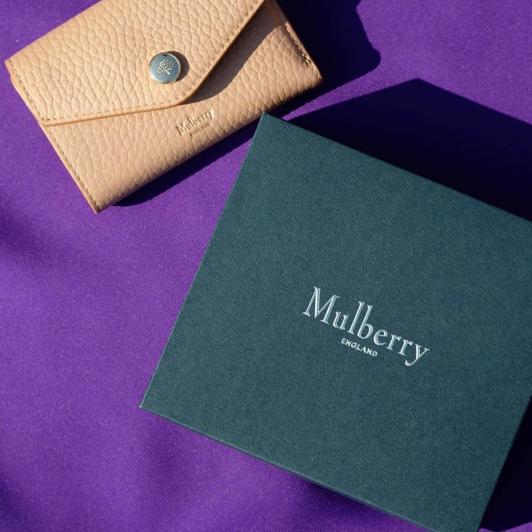 湯浅喬子のインスタグラム：「new @mulberryengland 💗  バイカラー👛 小さい財布集めがち😚  シンプルなベージュ系 もってなかったから上品でお気に入り🤍  明日から阪急うめだ本館1Fにて pop up開催されるみたいです🥺  #mulberry  #hankyumode #mulberrt50 #mulberryeditions」