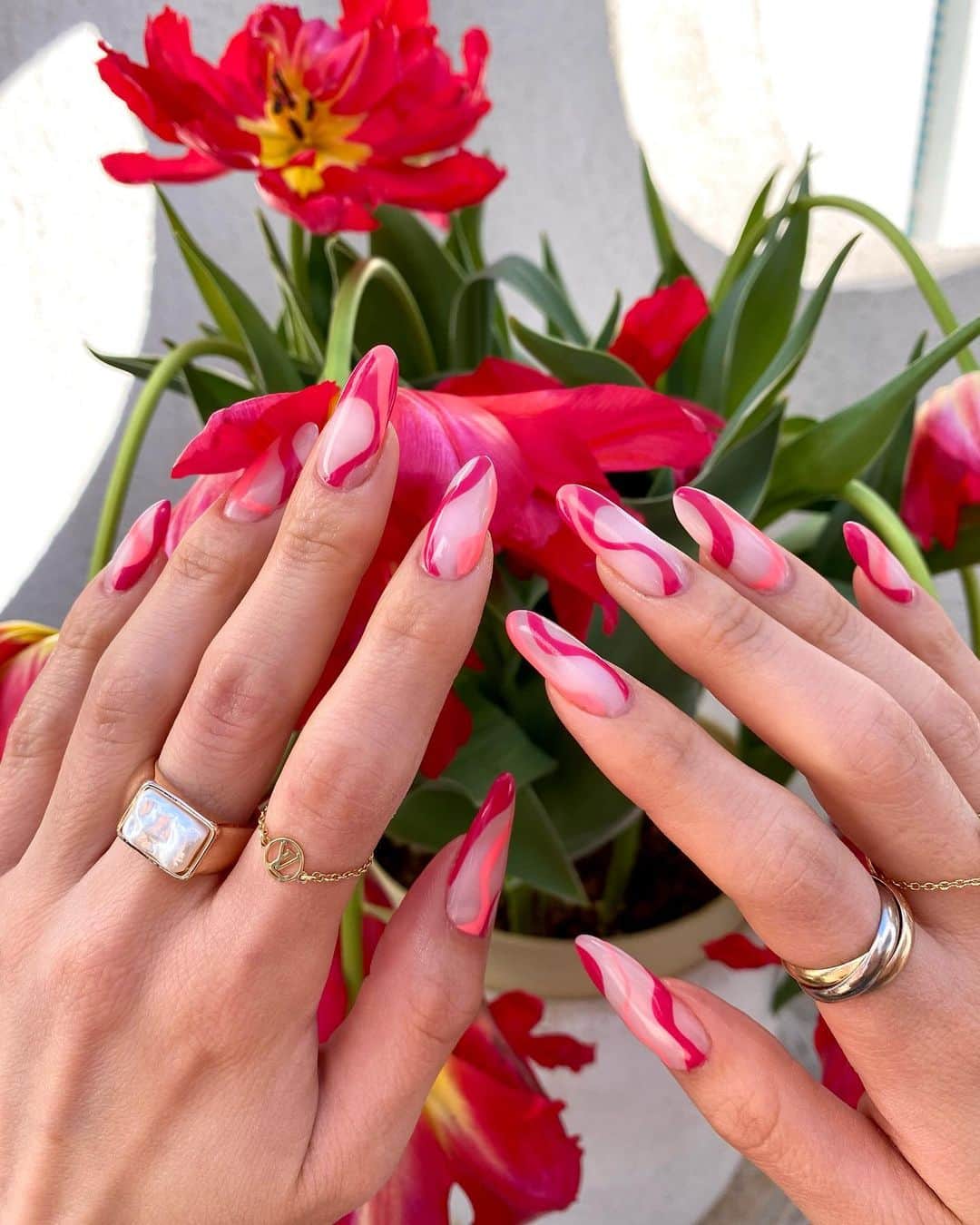 TANAKA ALICEのインスタグラム：「Spring mood💛🌷  @actis.press に載ってるので是非チェックしてね🌷  #actis#nails#ネイル#セルフネイル」