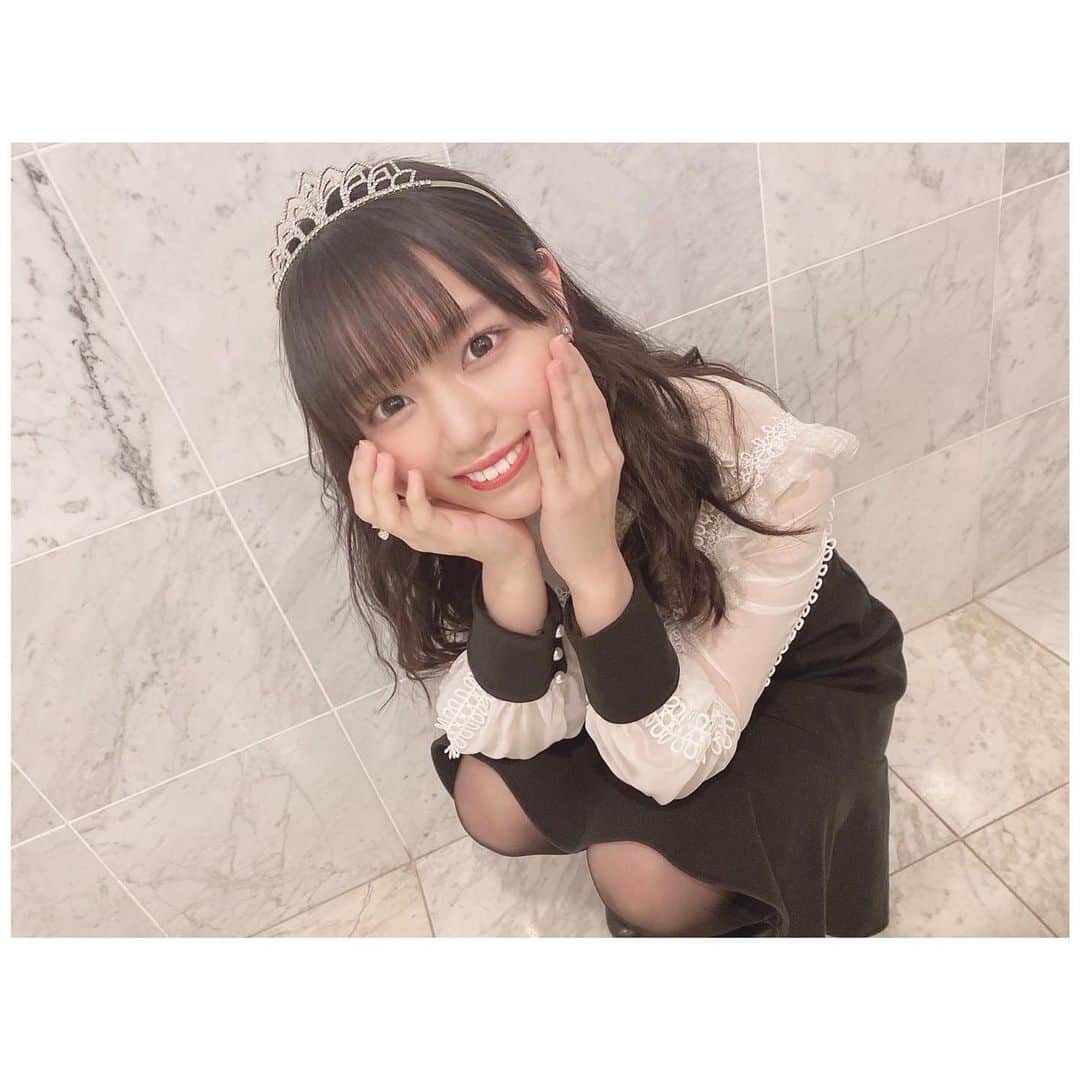 岩田陽菜のインスタグラム：「にこにこしながら今日はみんなから届いたプレゼント持てるだけ持って帰ったよ☺️🤍﻿ ﻿ 今から見るぞ〜 ありがとうね😌🎂﻿ ﻿ ﻿ ﻿ ﻿ #fashion#私服#ドレス#パーティ#パーティードレス#bouquetdemariee#ブーケドゥマリエ#ティアラ#姫」