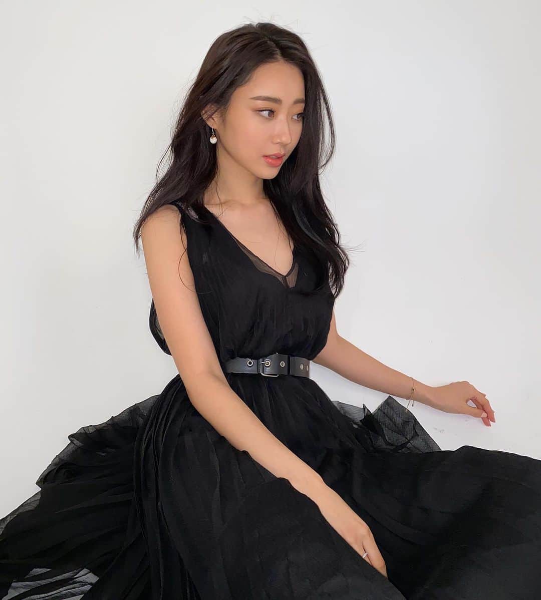 ギョンリ のインスタグラム：「흑화 갱🖤 @harpersbazaarkorea  (하나는프레쉬 하나는안프레쉬✨)」