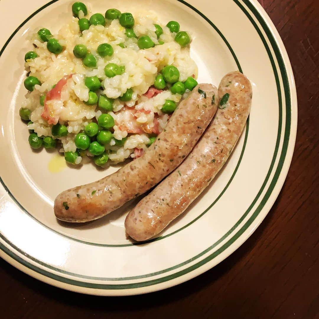 志摩有子さんのインスタグラム写真 - (志摩有子Instagram)「グリーンピースでリゾット。明治屋で見つけたサルシッチャを添えて。グリーンピースはさっと下茹でしてから冷水にとって途中で加えたのでシワがよらずふっくら甘い。豆ご飯もいいけど、男子達にはリゾットの方が好評。仕上げにちょっといいオリーブオイル。  #グリーンピース #グリーンピースリゾット #ラウデミオ #クリステル鍋」2月24日 22時26分 - ariko418