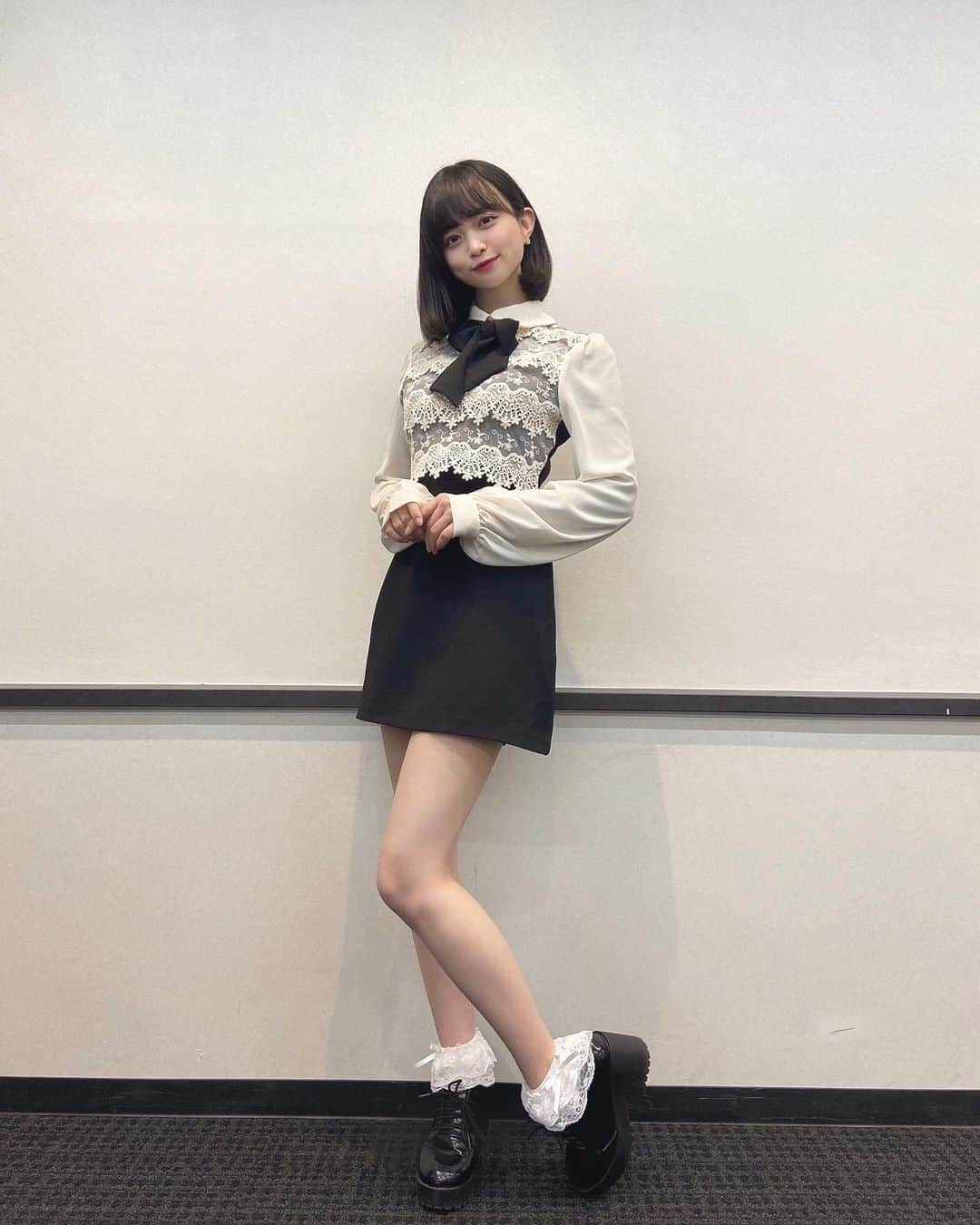 桜木ことさんのインスタグラム写真 - (桜木ことInstagram)「♡ ﻿ ﻿ この前の(@maisondepriere )さんとのコラボのお洋服🖤🤍﻿ ワンピースってやっぱり可愛いな〜！﻿ ﻿ ﻿ 今日はチェキチャしました！来てくれた方ありがとう^_^﻿ ﻿ 今日1日なぜかご飯も飲み物もそんなにいらない日だったな🤔そしてくしゃみ連発…﻿ でもメンバーが花粉症で苦しんでるのみると圧倒的私は花粉症じゃないの！﻿ ﻿ みんなは花粉症？？💭﻿ ﻿ ﻿ ﻿ #かみやど #ひらがなかみやど #桜木こと #アイドル #idol #japaneseidol」2月24日 22時32分 - koto_sakuragi