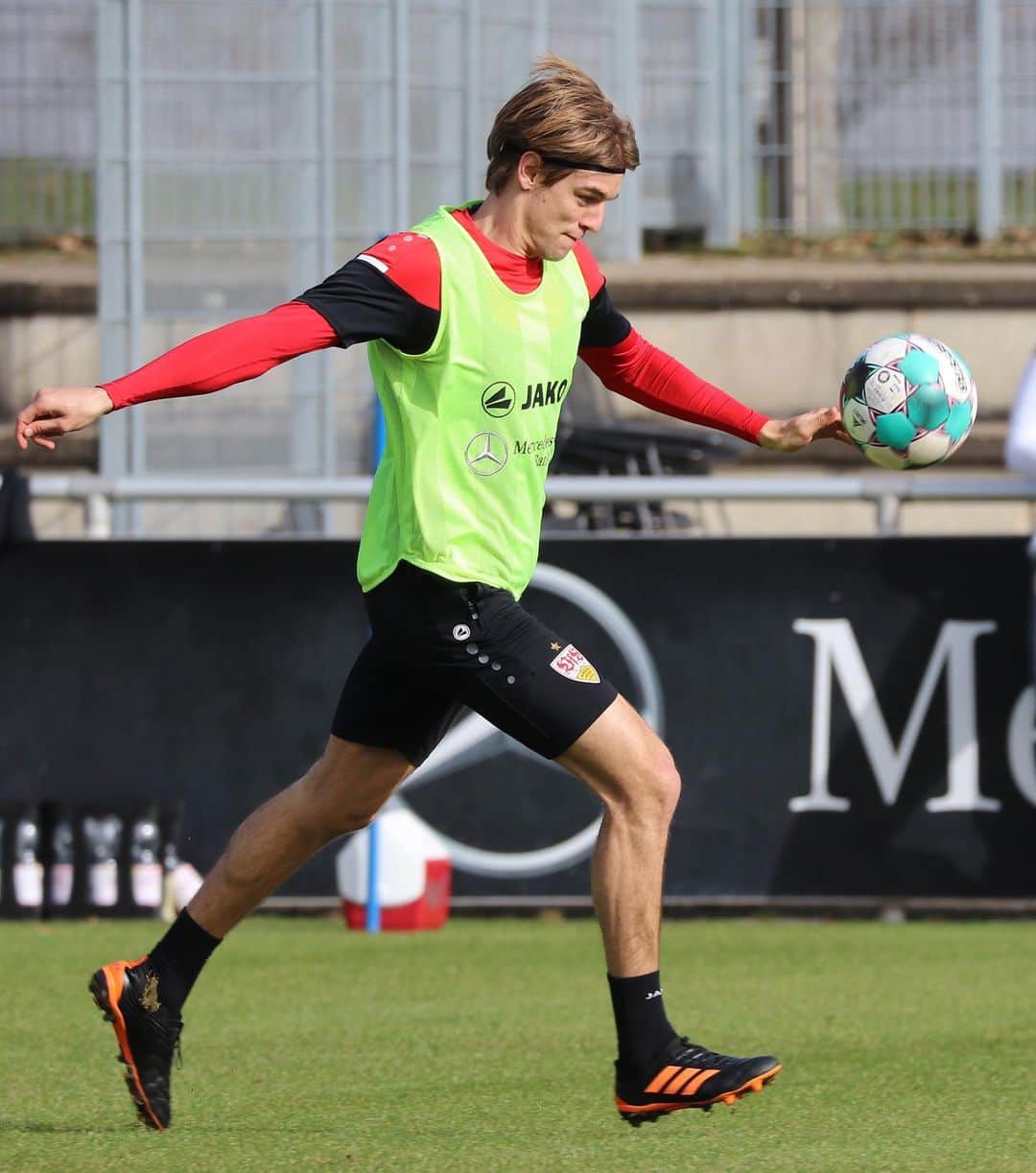 VfBシュトゥットガルトのインスタグラム：「@superrman007 liefert...  ...in dieser Saison schon 6 Assists und 74 Flanken! ☄️  Markiert jemanden, der euch die Dinger auch immer so gut serviert.  #VfB #Sosa #assistking #auscannstatt #VfBStuttgart #bundesliga #heimspiel #VfBS04」
