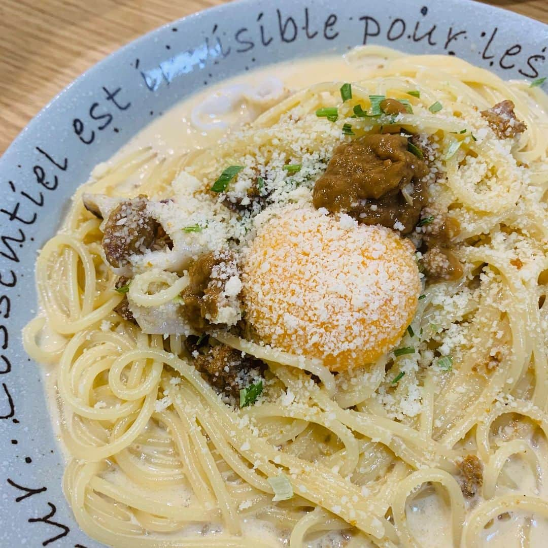 新垣泉子さんのインスタグラム写真 - (新垣泉子Instagram)「うにくりーむパスタ！  いつぞやに『道の駅むなかた』で買ったウニ。大事に大事に冷凍してとっておいたこのウニちゃんを思い出し、 今夜は贅沢にウニクリームパスタ！！！  緊急事態宣言下、 おうちご飯だけでも、 充実させたい今日この頃。  イカと卵とチーズを投入したら ハンパないコクでめちゃくちゃ美味しかったです(o^^o) これは大成功！！！  #今夜のおうちごはん #ウニクリームパスタ #うに　#道の駅むなかた #冷凍庫で発見 #この日のためにとってあったのさ #このために今日も頑張ったのさ #チーズと卵はなんでも合うよね #幸せな時間  #仕事おわりのごはん」2月24日 22時28分 - motoko.arakaki