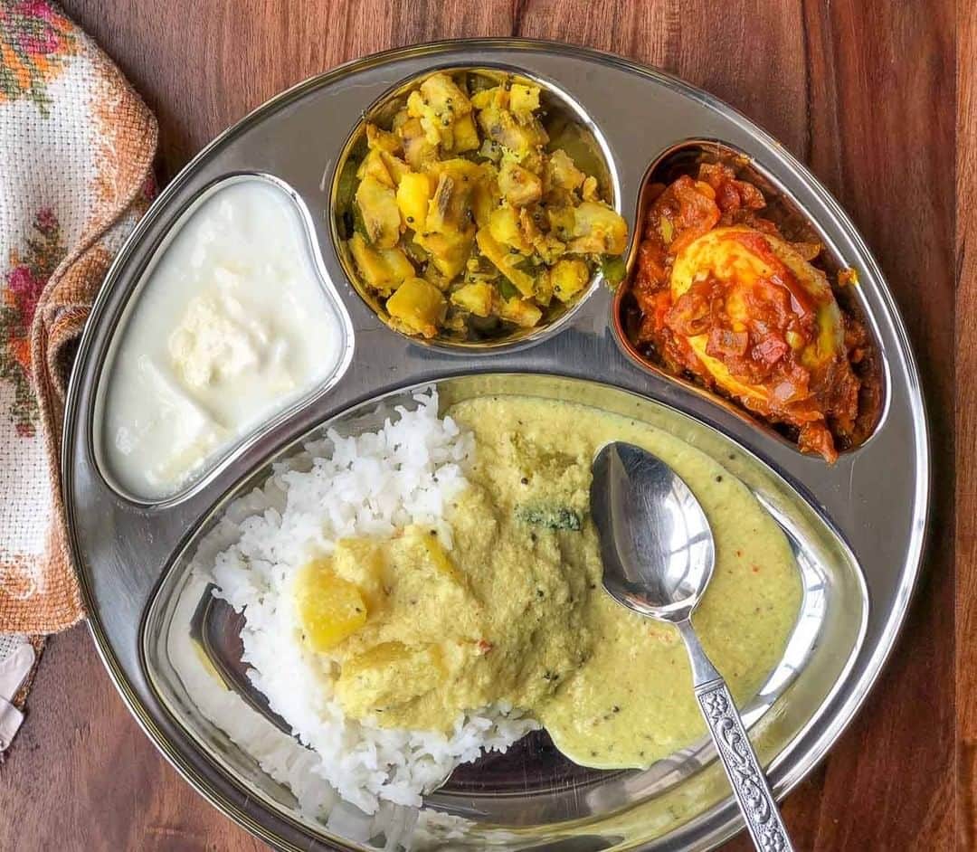 Archana's Kitchenのインスタグラム：「Here is a delicious and wholesome meal idea that you can use for lunch or dinner - from Kerala Pulissery, Raw Banana Thoran, Egg Roast, Rice & Curd.  #archanasportioncontrolmealplates   Go to our stories for the recipes.」