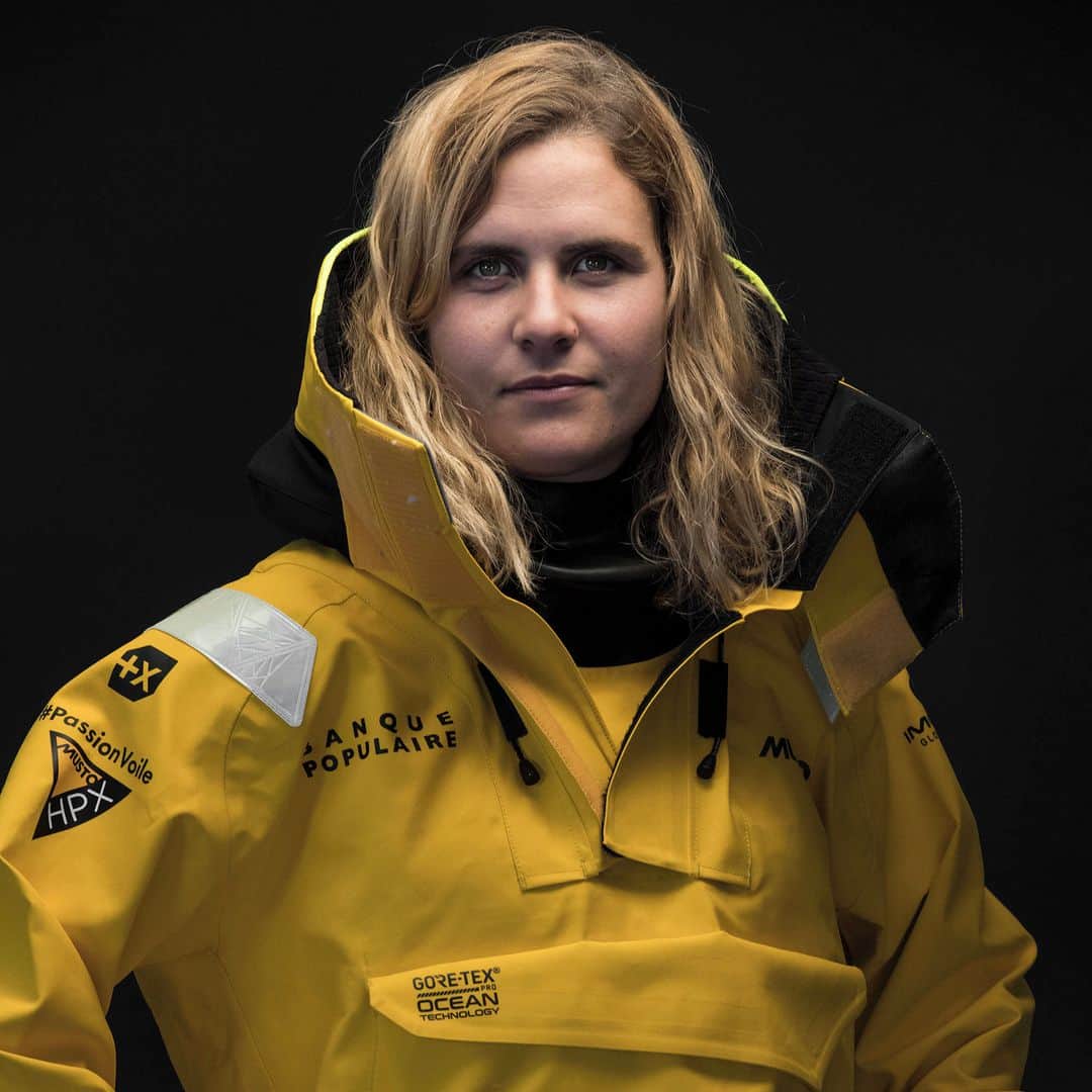 ルモンドのインスタグラム：「Elle intrigue, Clarisse Crémer, cette navigatrice de 31 ans, diplômée d’HEC, qui s’est vu proposer la mythique course du Vendée Globe à peine quatre ans après s’être lancée dans la voile. Sans viser la « performance » – l’objectif premier était d’aller « au bout », déjà une gageure –, la nouvelle venue n’était pas loin de faire de l’ombre aux marins qui jouaient la gagne en tête. Elle a captivé le public, embarqué avec elle grâce à des vidéos d’étapes où la skippeuse dévoilait sans fard et avec humour les joies et les doutes de ses quatre-vingt-sept jours de tour du monde. Ses réseaux sociaux ont peu à peu affiché des dizaines de milliers de fans. Arrivée à la 12e place, après 87 jours de solitude en mer, elle est la nouvelle détentrice du record féminin du tour du monde en solitaire en monocoque.⁣ C’est que Clarisse Crémer est de ces ovnis en leur milieu qui permettent de croire que tout reste possible. Plus jeune, celle qui a grandi en région parisienne, à Saint-Cloud (Hauts-de-Seine), n’avait pratiqué la navigation qu’au travers de quelques stages de catamaran, l’été avec ses cousins, et seulement une petite course amatrice au lycée. C’est à HEC qu’elle a commencé à mettre le pied dans l’engrenage : au club voile de l’école, elle organise une croisière pour des enfants en rémission de cancer – « une baffe en pleine poire ». En 2015, elle décide de traverser l’Atlantique, « comme d’autres feraient de l’alpinisme le week-end », et prépare la Mini-Transat. Sa première course au large en solitaire, dont elle reviendra auréolée de la deuxième place. « J’étais en crise de sens. La Mini-Transat était un : “fuck, je vais vivre !”, un élan presque immature pour me reconnecter. En mer, on est tout le temps dans l’instant présent. Il n’y a pas d’autre temporalité, pas de dimanche, pas de lundi. ». En 2018, elle se lance pour de bon, en pro.⁣ -⁣ Clarisse Crémer (@clarissesurlatlantique), le 29 octobre 2020 aux Sables-d’Olonne. Photo : Vincent Curutchet (@vincecurutchet) / DPPI (@dppiimages) via AFP (@afpphoto)⁣ -⁣ #sport #voile #vendeeglobe」