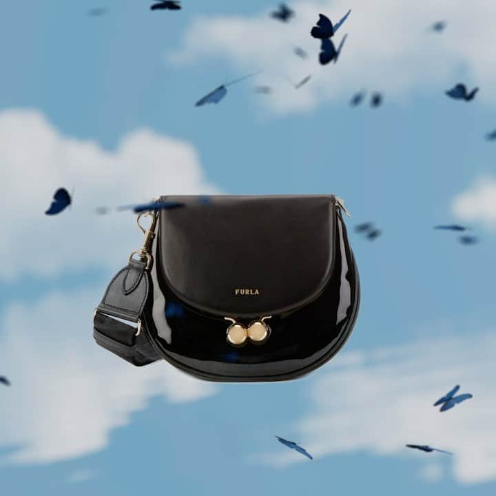 フルラのインスタグラム：「Sometimes delightful wonders really do drop from the sky. Shop the Furla Portagioia today online and in selected stores.   #milanfashionweek #furlaillusions #thefurlasociety #furlafeeling #newcollection #furla #accessories #fashion」