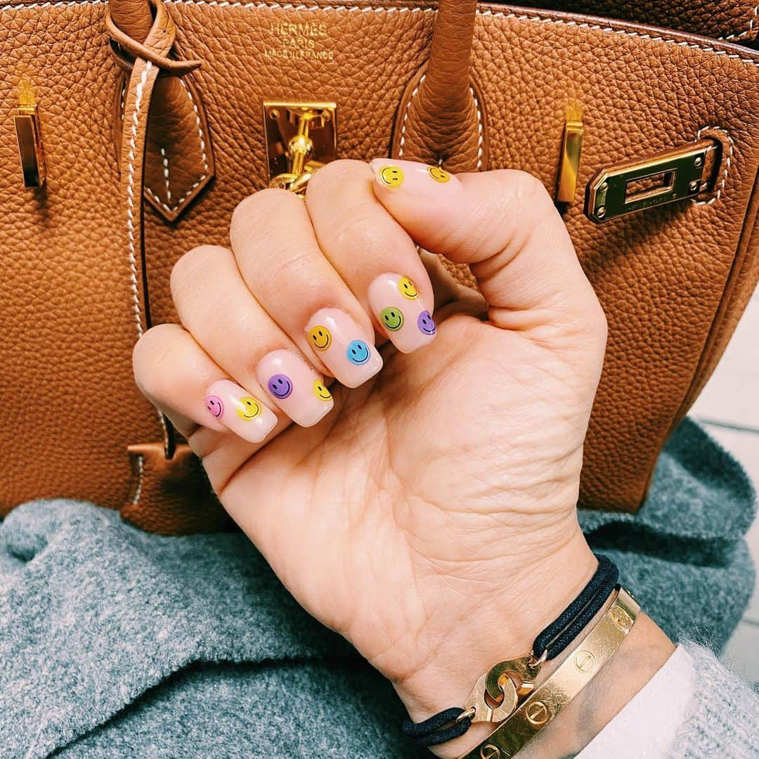 アリゼのインスタグラム：「SMILE🙂.  #nails #happiness」