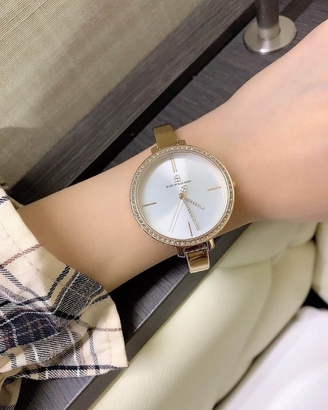 のインスタグラム：「. 腕時計⌚ @4bwatches_japan  . クーポンコード「hitombo6」使用で 全品10%offになります♥ . 私が選んだ時計は4B6001 針にもストーンが用いられていて可愛い♬︎♡ 女性らしさ引き出してくれるデザイン◎ . . #嶋村瞳で割引 ⬅️ここタップ #時計 #腕時計#クーポン #割引 #割引コード #モデル #ファッション  #4bwatches #blackbybluebrave #watch #watches #cute #fashion #discount」