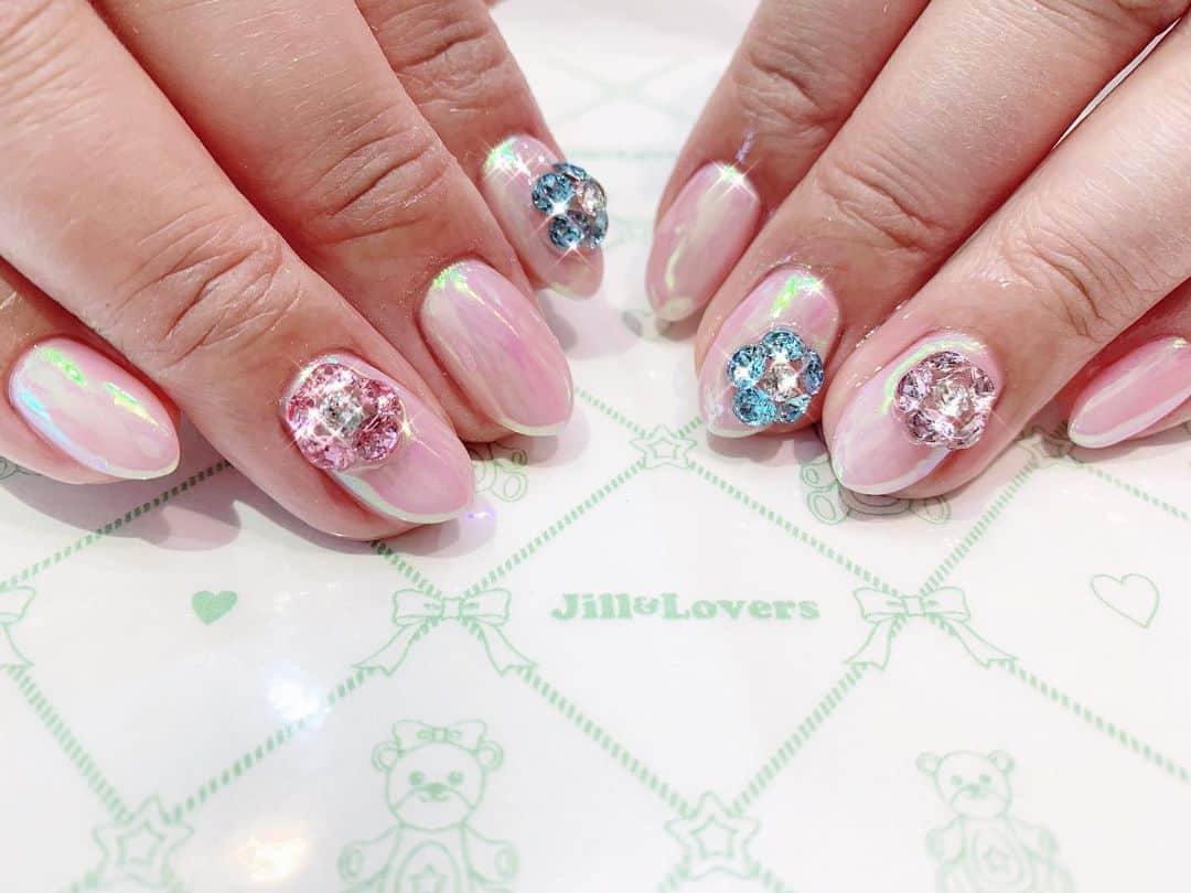 mamijinguのインスタグラム：「Vカットストーンのお花🌼  #jillandlovers #nail #nailart #paragel #gelneil#gel #ネイル #ネイルアート #me #look #love #かわいい」