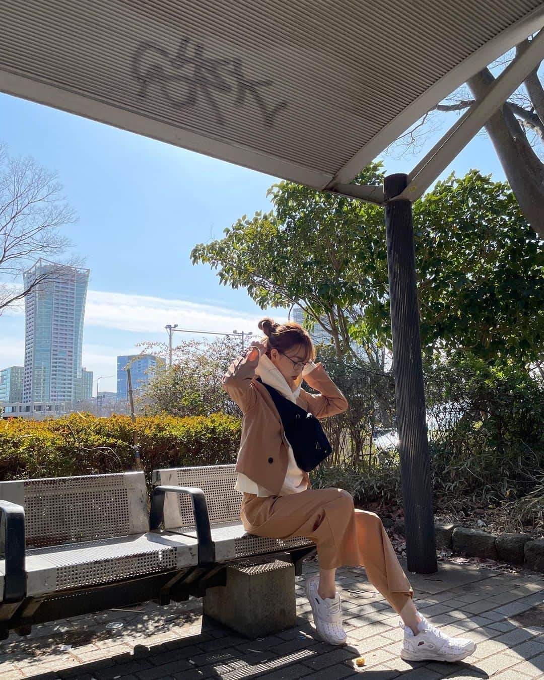 のインスタグラム：「ㅤㅤㅤㅤㅤㅤ 春素材だから軽くて動きやすいし、 羽織がショート丈で スニーカー合わせもバランス取りやすい 公園コーデにぴったりなセットアップ🌸 ㅤㅤㅤ パーカー好きな私の 今1番のお気に入りをインナーに🐻‍❄️🤍 ㅤㅤㅤ そんなことより靴が汚いので近々洗わねば🚯 小学校の上履き時代から 靴洗うの本当に苦手人間🥲笑 ㅤㅤㅤ #ecrire#ungrid#reebok #ママコーデ#公園コーデ」